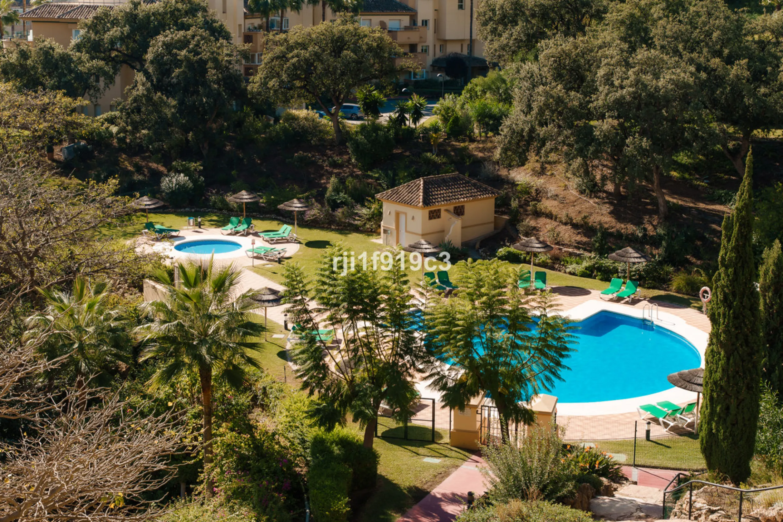 Wunderbares Apartment in der renommierten Wohnanlage Elviria Hills, einer der exklusivsten und begehrtesten Lagen im Osten von Marbella. Dieses elegante Apartment mit 103 m² zeichnet sich durch Großzügigkeit, Helligkeit und ein unvergleichliches Qualitätsniveau aus
