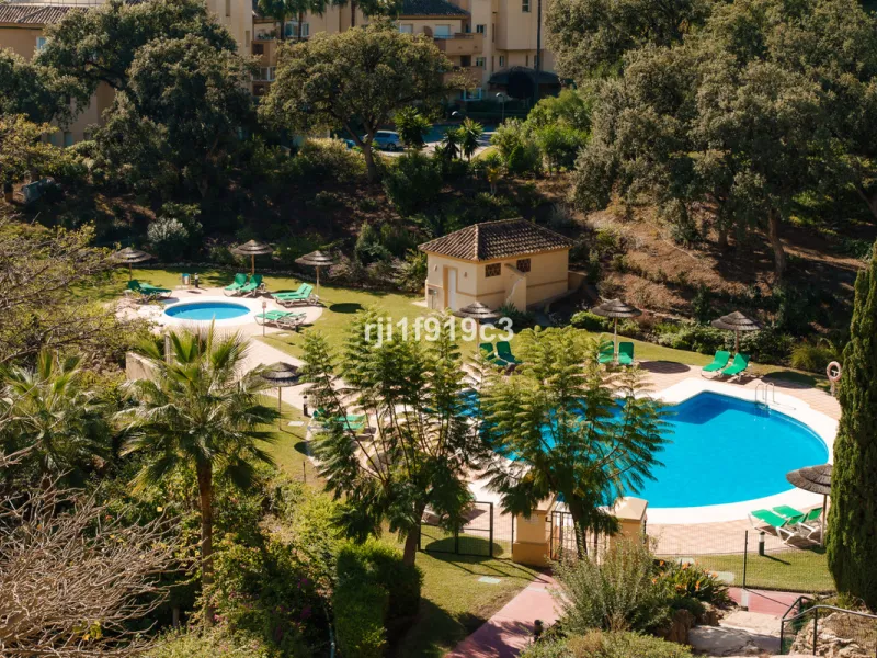 Wunderbares Apartment in der renommierten Wohnanlage Elviria Hills, einer der exklusivsten und begehrtesten Lagen im Osten von Marbella. Dieses elegante Apartment mit 103 m² zeichnet sich durch Großzügigkeit, Helligkeit und ein unvergleichliches Qualitätsniveau aus