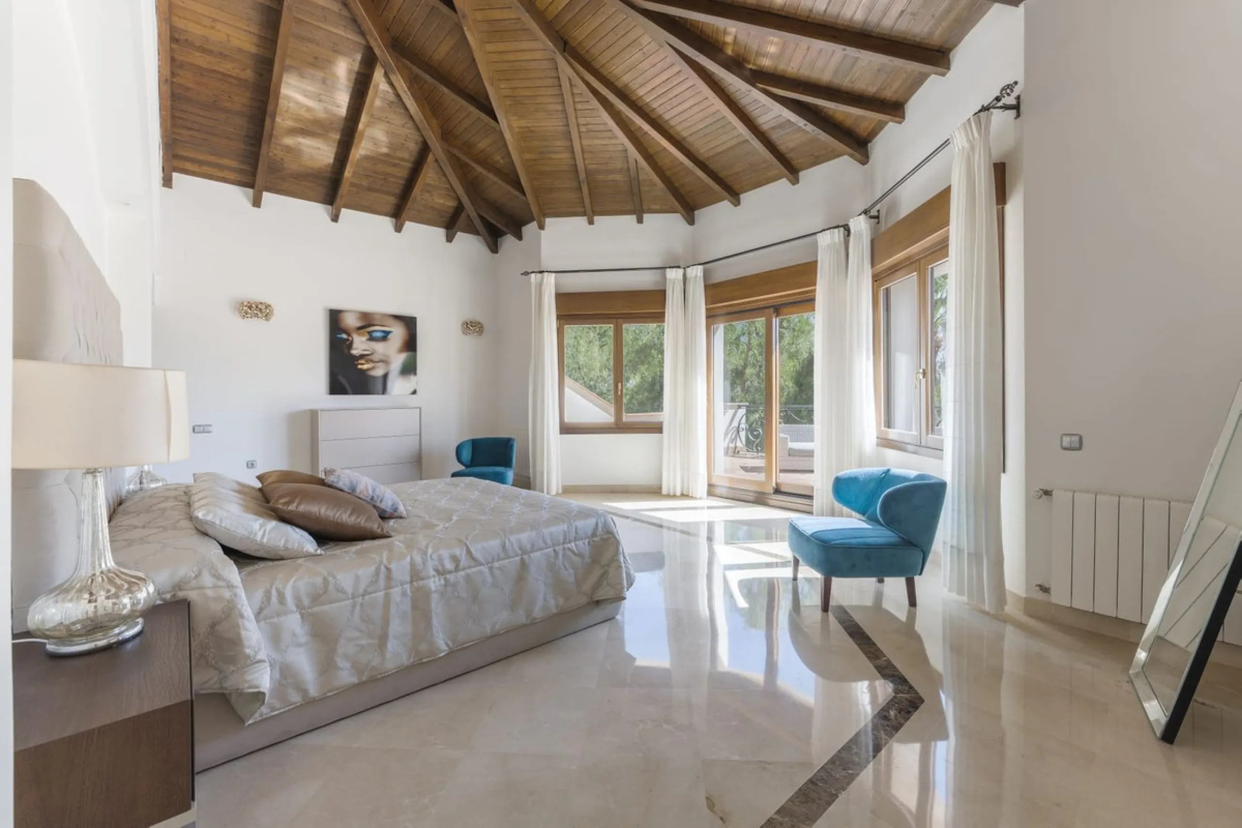 House - Detached Villa в продаже в Marbella, Málaga. В доме 6 спален и 6 ванных комнат. Площадь дома 621 м². Площадь участка 1550 м²