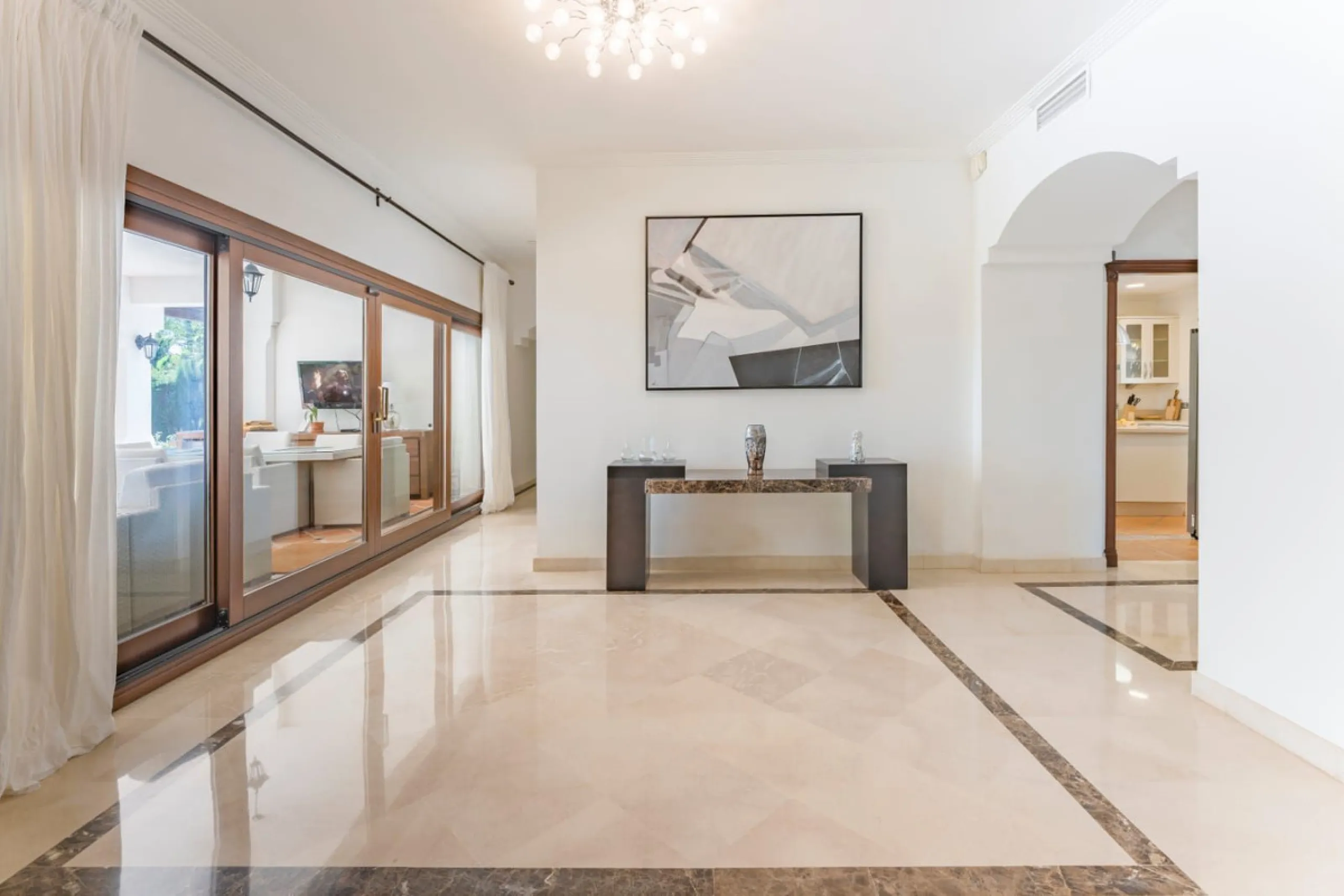 House - Detached Villa в продаже в Marbella, Málaga. В доме 6 спален и 6 ванных комнат. Площадь дома 621 м². Площадь участка 1550 м²