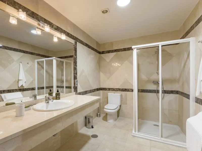 House - Detached Villa в продаже в Marbella, Málaga. В доме 6 спален и 6 ванных комнат. Площадь дома 621 м². Площадь участка 1550 м²