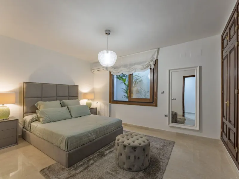 House - Detached Villa в продаже в Marbella, Málaga. В доме 6 спален и 6 ванных комнат. Площадь дома 621 м². Площадь участка 1550 м²