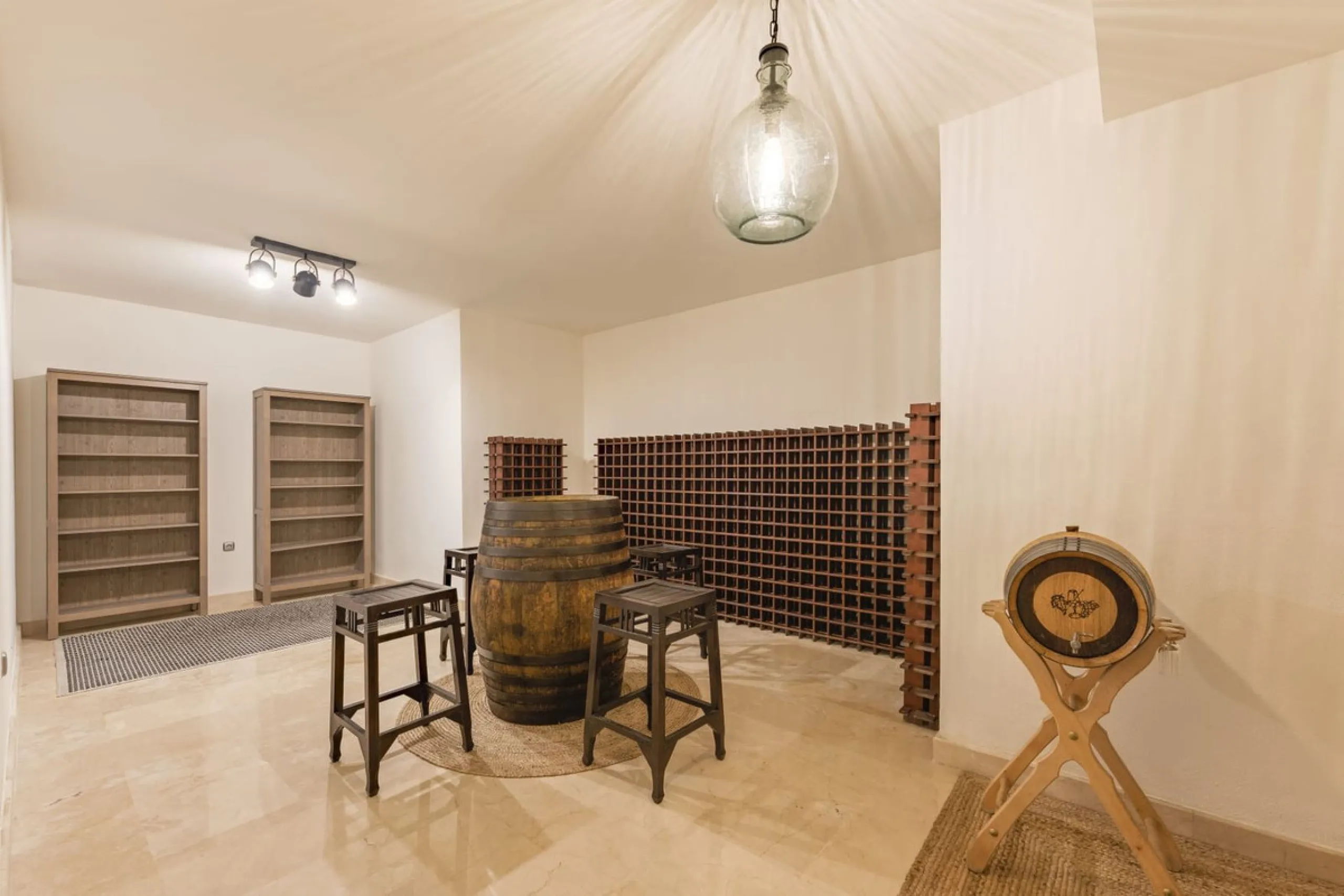 House - Detached Villa в продаже в Marbella, Málaga. В доме 6 спален и 6 ванных комнат. Площадь дома 621 м². Площадь участка 1550 м²