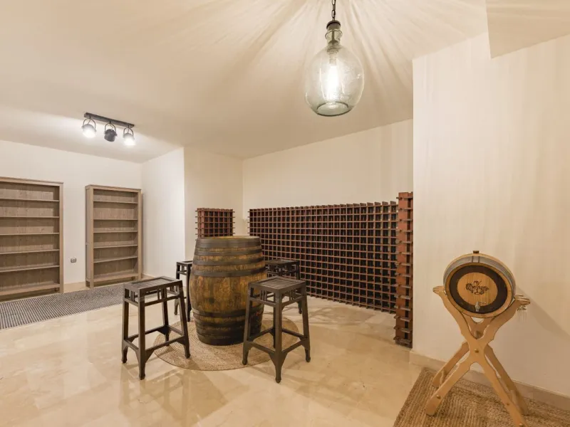 House - Detached Villa в продаже в Marbella, Málaga. В доме 6 спален и 6 ванных комнат. Площадь дома 621 м². Площадь участка 1550 м²