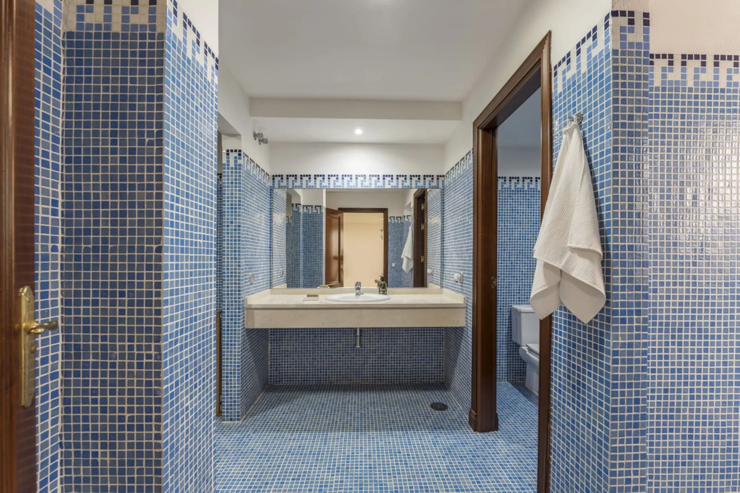 House - Detached Villa в продаже в Marbella, Málaga. В доме 6 спален и 6 ванных комнат. Площадь дома 621 м². Площадь участка 1550 м²