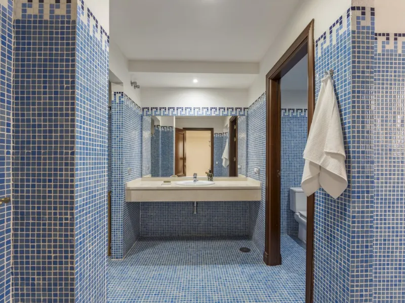 House - Detached Villa в продаже в Marbella, Málaga. В доме 6 спален и 6 ванных комнат. Площадь дома 621 м². Площадь участка 1550 м²