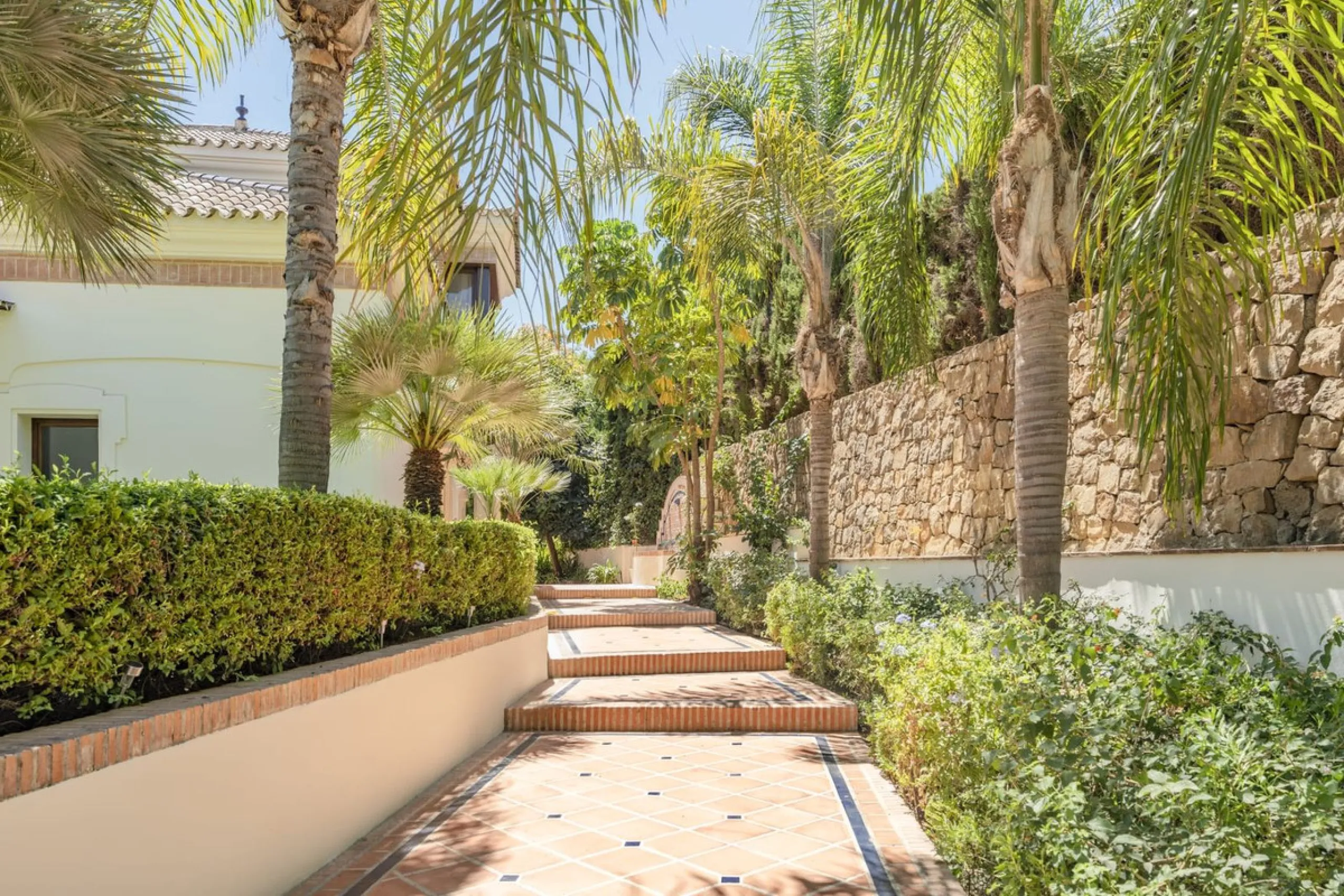 House - Detached Villa в продаже в Marbella, Málaga. В доме 6 спален и 6 ванных комнат. Площадь дома 621 м². Площадь участка 1550 м²