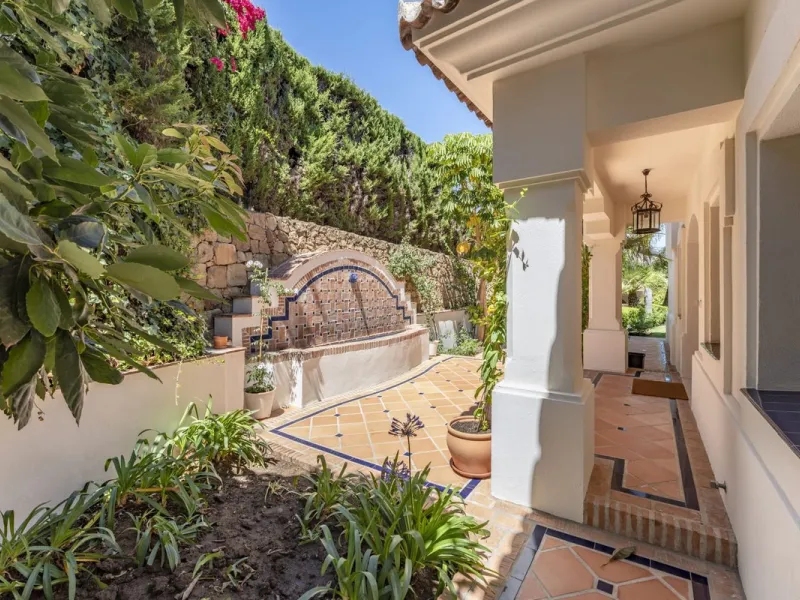 House - Detached Villa в продаже в Marbella, Málaga. В доме 6 спален и 6 ванных комнат. Площадь дома 621 м². Площадь участка 1550 м²