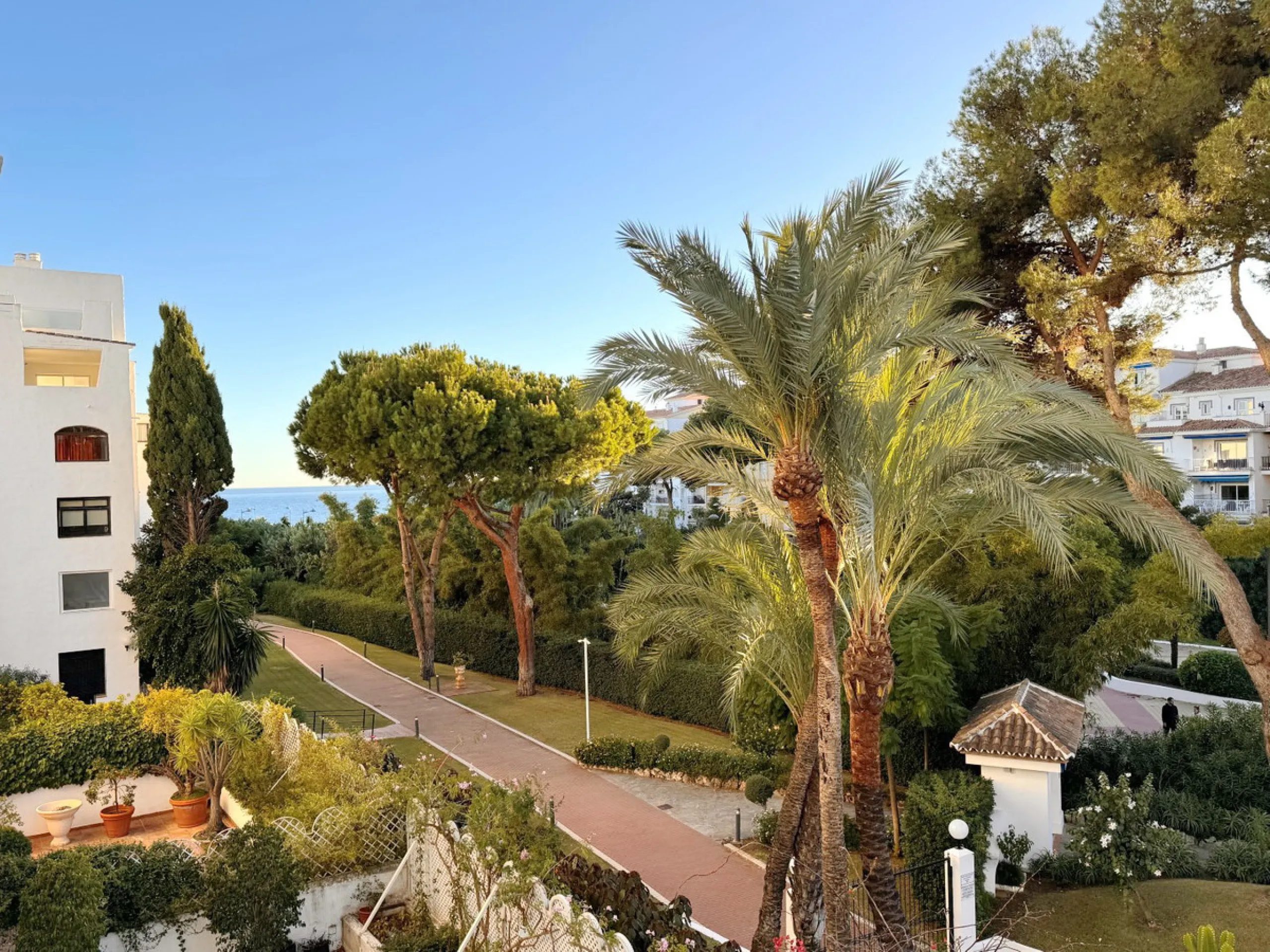 Price drop! Luxurious apartment located in the sought-after and exclusive "Playas del Duque" Residential Complex, located in the Puerto Banús area, synonymous with luxury and quality of life, on the beachfront.