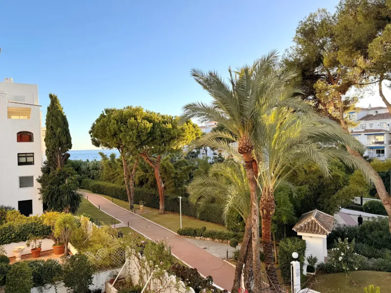 Price drop! Luxurious apartment located in the sought-after and exclusive "Playas del Duque" Residential Complex, located in the Puerto Banús area, synonymous with luxury and quality of life, on the beachfront.