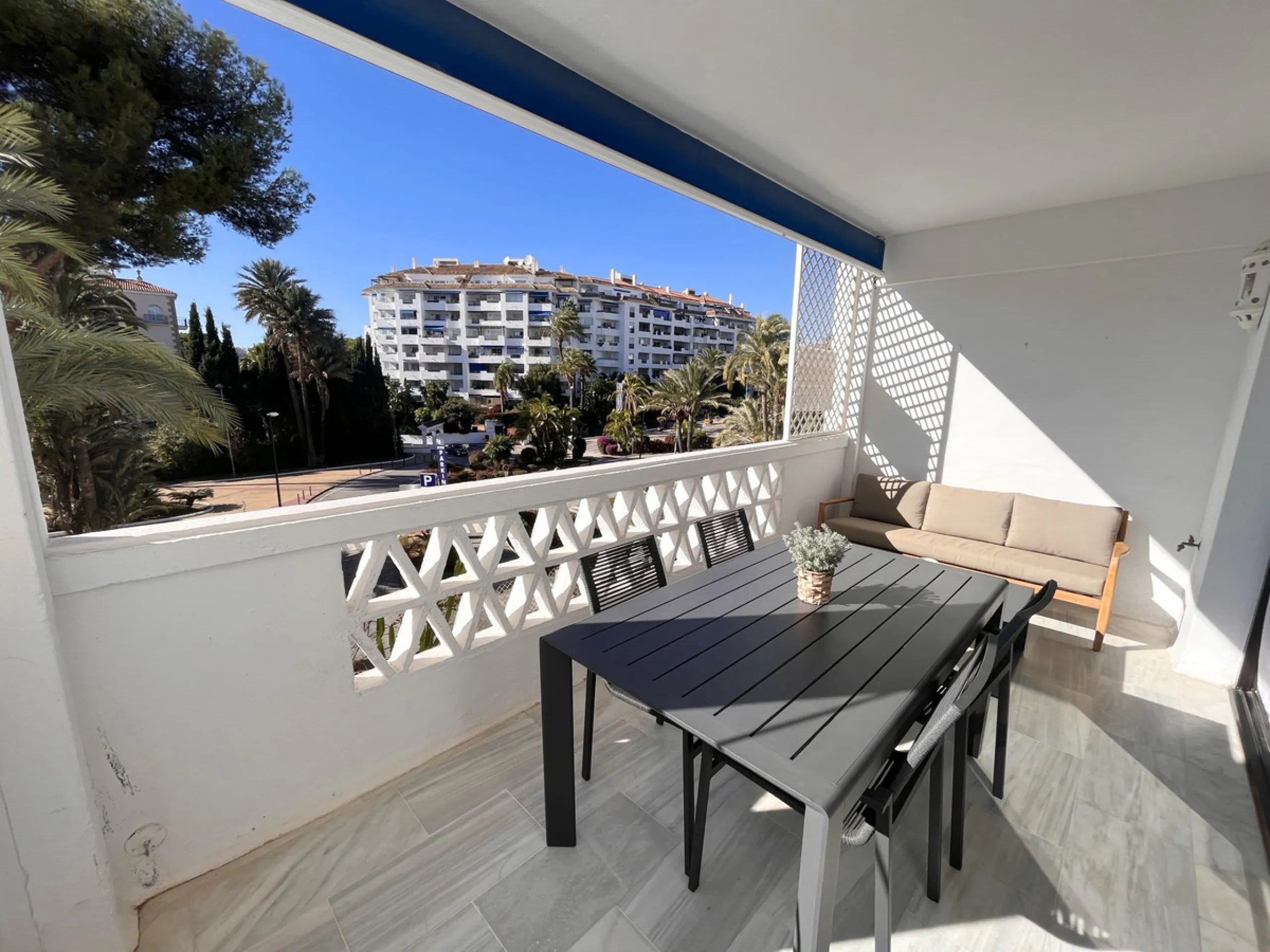 Price drop! Luxurious apartment located in the sought-after and exclusive "Playas del Duque" Residential Complex, located in the Puerto Banús area, synonymous with luxury and quality of life, on the beachfront.