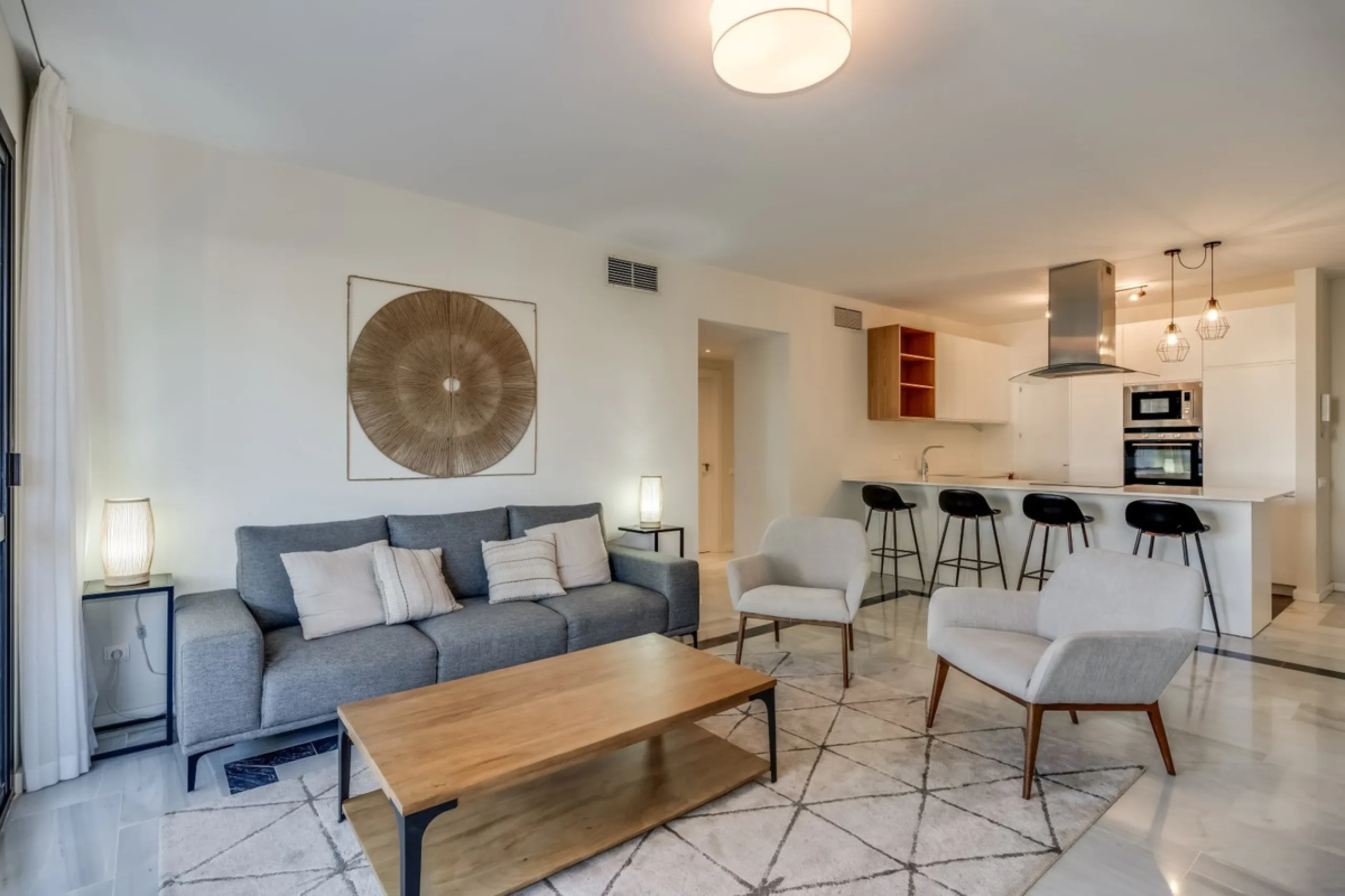 Price drop! Luxurious apartment located in the sought-after and exclusive "Playas del Duque" Residential Complex, located in the Puerto Banús area, synonymous with luxury and quality of life, on the beachfront.