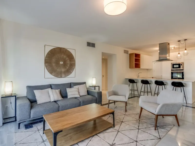 Price drop! Luxurious apartment located in the sought-after and exclusive "Playas del Duque" Residential Complex, located in the Puerto Banús area, synonymous with luxury and quality of life, on the beachfront.