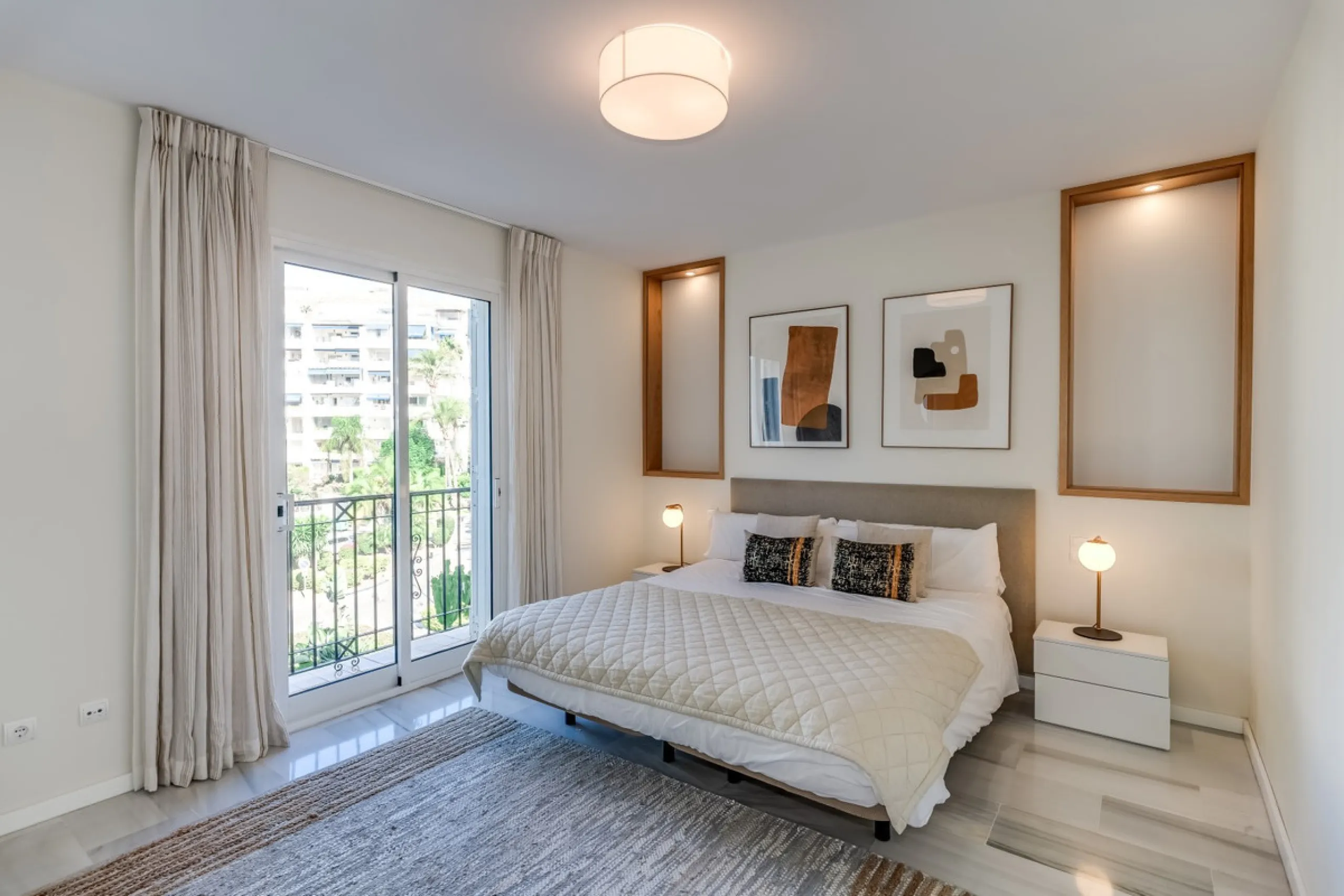 Price drop! Luxurious apartment located in the sought-after and exclusive "Playas del Duque" Residential Complex, located in the Puerto Banús area, synonymous with luxury and quality of life, on the beachfront.