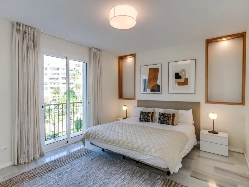 Price drop! Luxurious apartment located in the sought-after and exclusive "Playas del Duque" Residential Complex, located in the Puerto Banús area, synonymous with luxury and quality of life, on the beachfront.