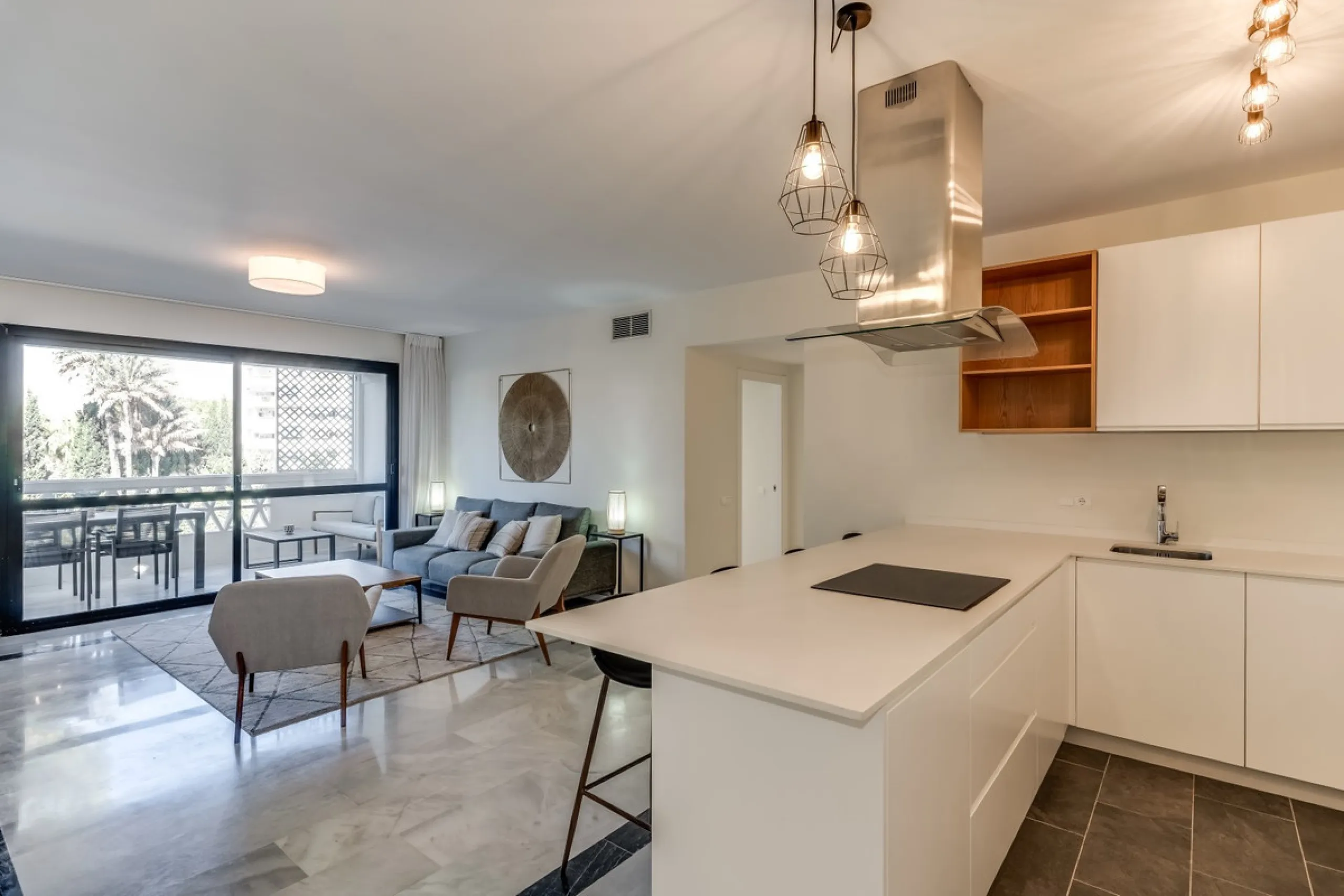 Price drop! Luxurious apartment located in the sought-after and exclusive "Playas del Duque" Residential Complex, located in the Puerto Banús area, synonymous with luxury and quality of life, on the beachfront.