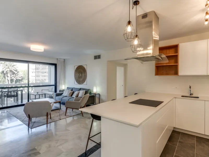 Price drop! Luxurious apartment located in the sought-after and exclusive "Playas del Duque" Residential Complex, located in the Puerto Banús area, synonymous with luxury and quality of life, on the beachfront.