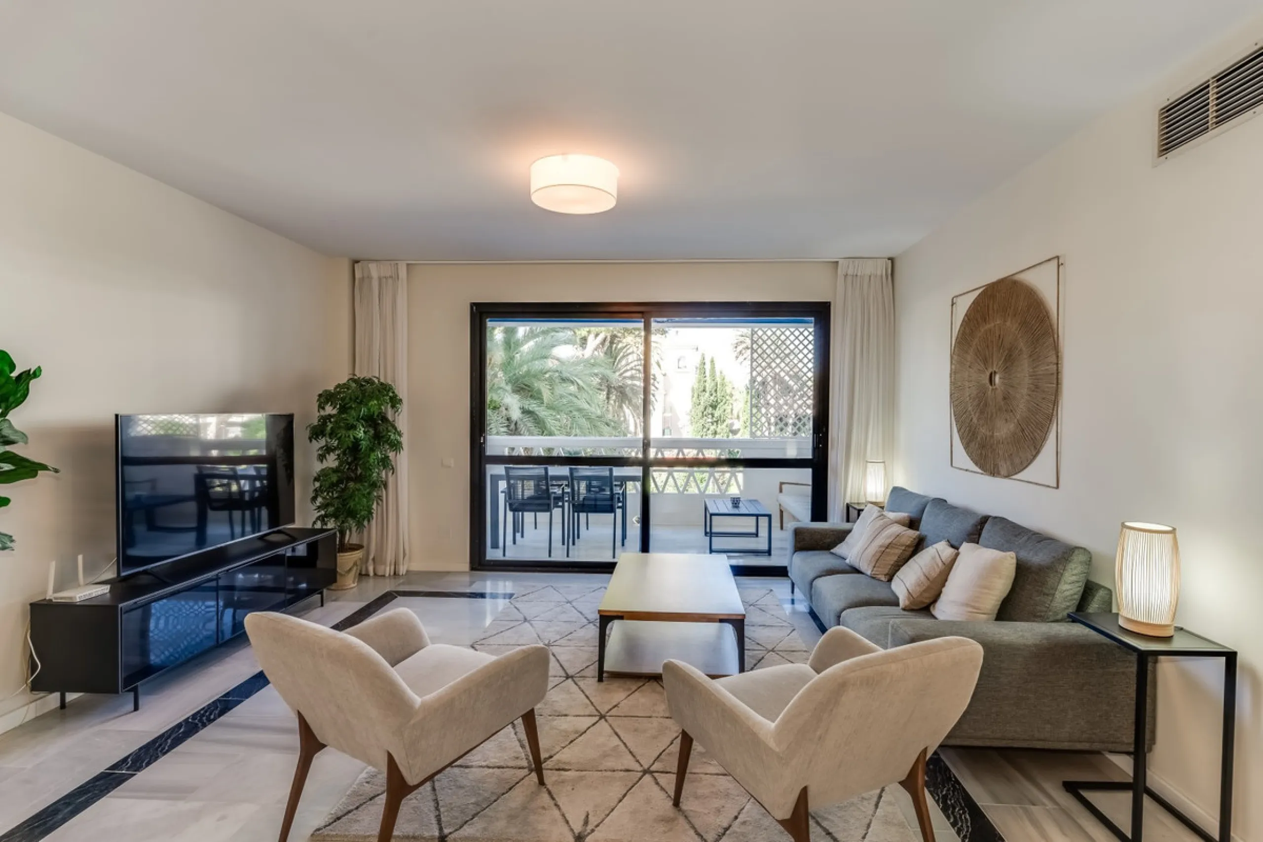 Price drop! Luxurious apartment located in the sought-after and exclusive "Playas del Duque" Residential Complex, located in the Puerto Banús area, synonymous with luxury and quality of life, on the beachfront.