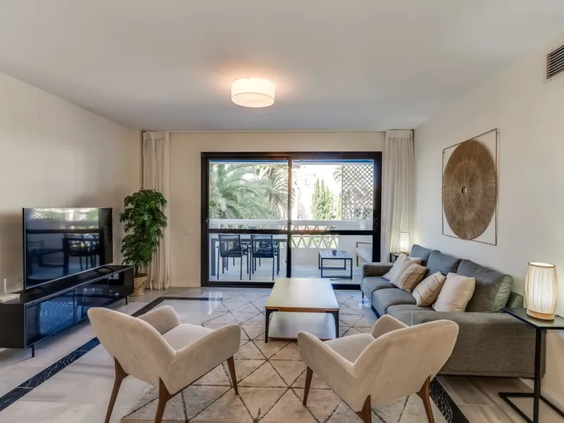 Price drop! Luxurious apartment located in the sought-after and exclusive "Playas del Duque" Residential Complex, located in the Puerto Banús area, synonymous with luxury and quality of life, on the beachfront.