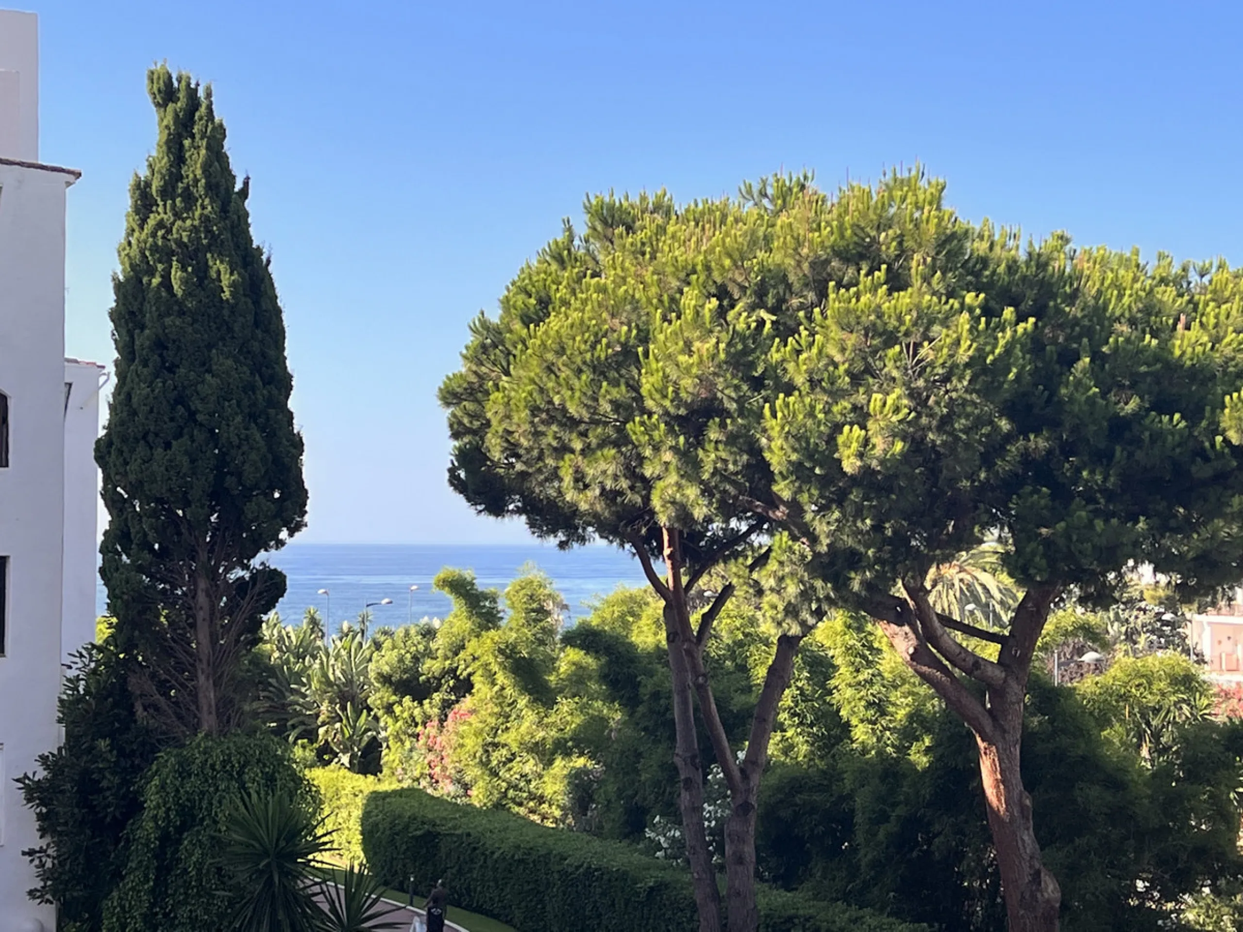 Price drop! Luxurious apartment located in the sought-after and exclusive "Playas del Duque" Residential Complex, located in the Puerto Banús area, synonymous with luxury and quality of life, on the beachfront.