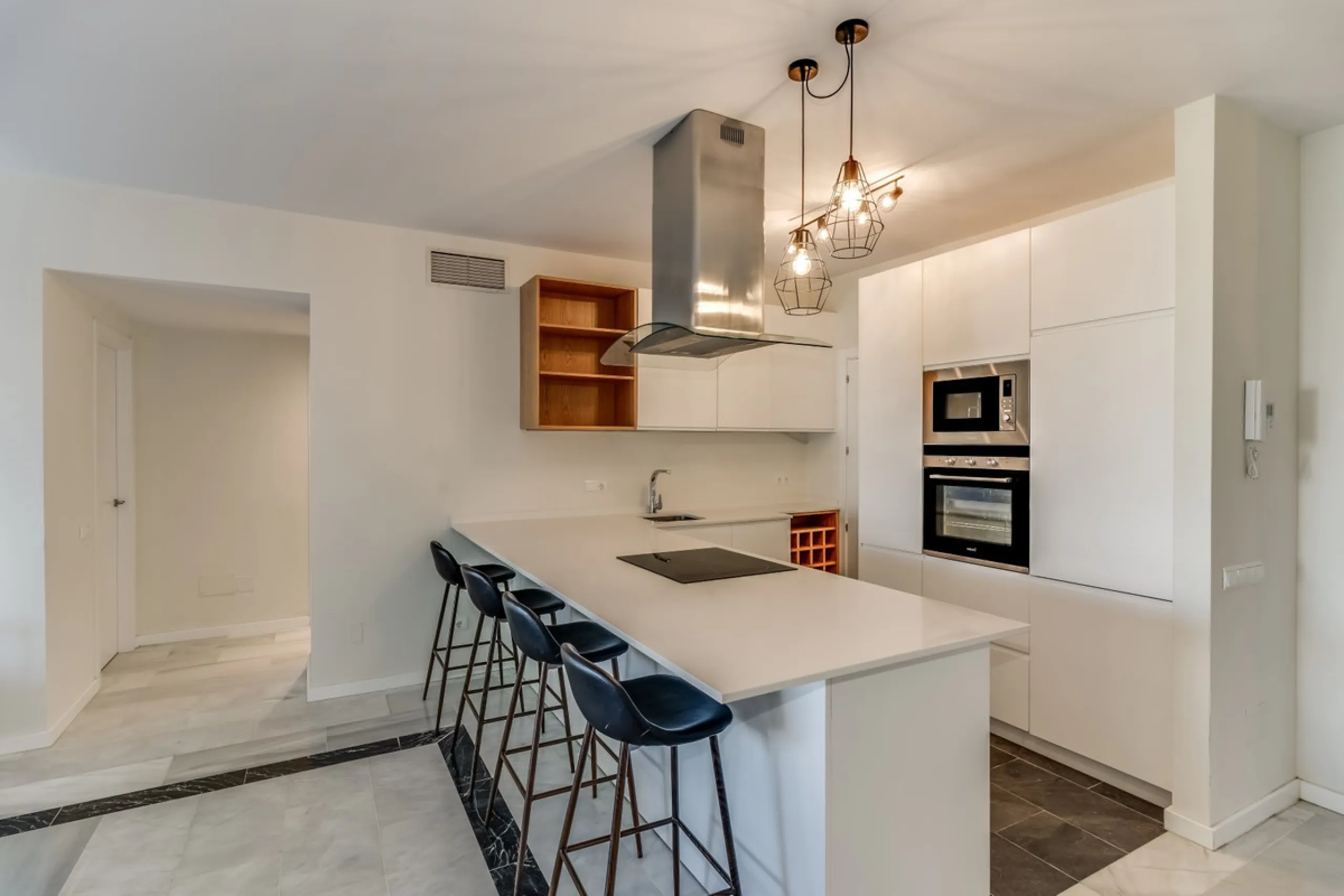 Price drop! Luxurious apartment located in the sought-after and exclusive "Playas del Duque" Residential Complex, located in the Puerto Banús area, synonymous with luxury and quality of life, on the beachfront.