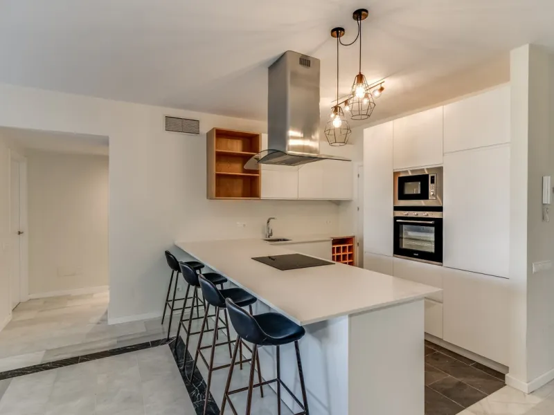 Price drop! Luxurious apartment located in the sought-after and exclusive "Playas del Duque" Residential Complex, located in the Puerto Banús area, synonymous with luxury and quality of life, on the beachfront.