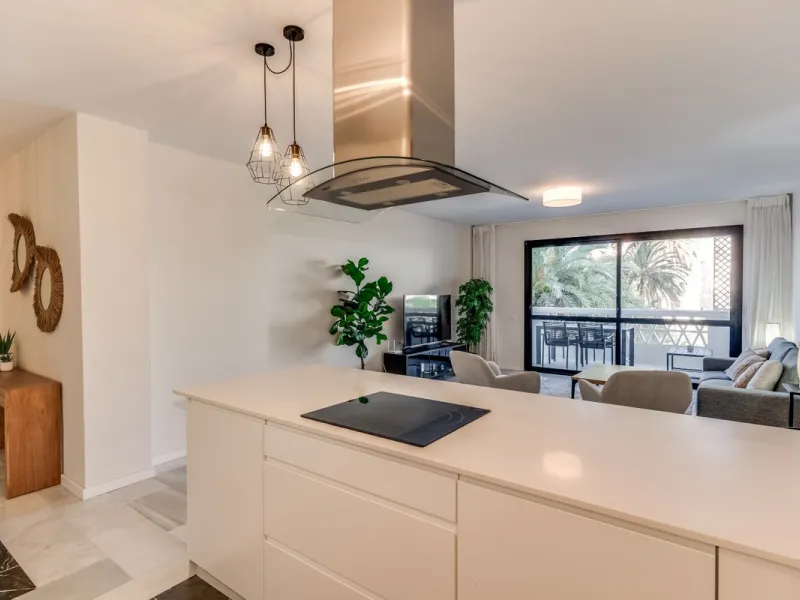 Price drop! Luxurious apartment located in the sought-after and exclusive "Playas del Duque" Residential Complex, located in the Puerto Banús area, synonymous with luxury and quality of life, on the beachfront.