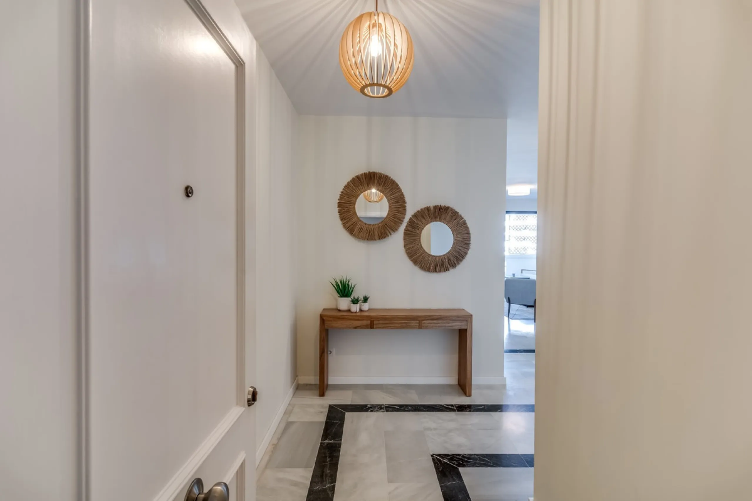 Price drop! Luxurious apartment located in the sought-after and exclusive "Playas del Duque" Residential Complex, located in the Puerto Banús area, synonymous with luxury and quality of life, on the beachfront.