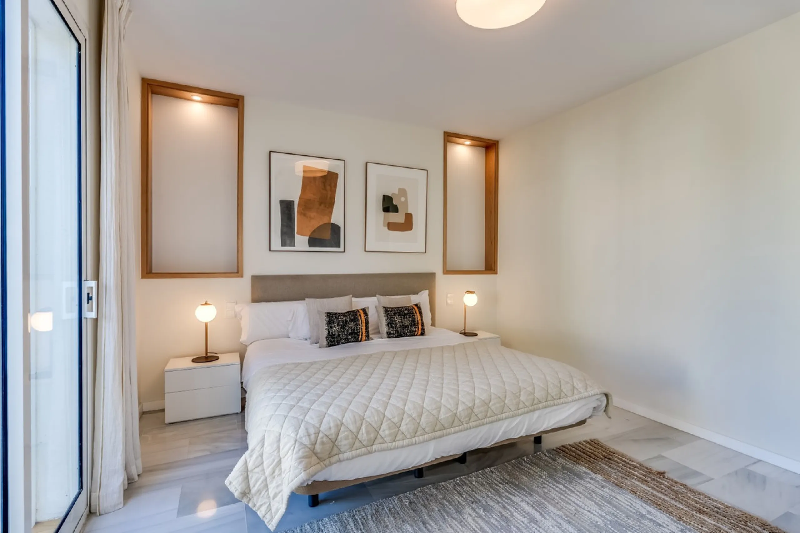 Price drop! Luxurious apartment located in the sought-after and exclusive "Playas del Duque" Residential Complex, located in the Puerto Banús area, synonymous with luxury and quality of life, on the beachfront.