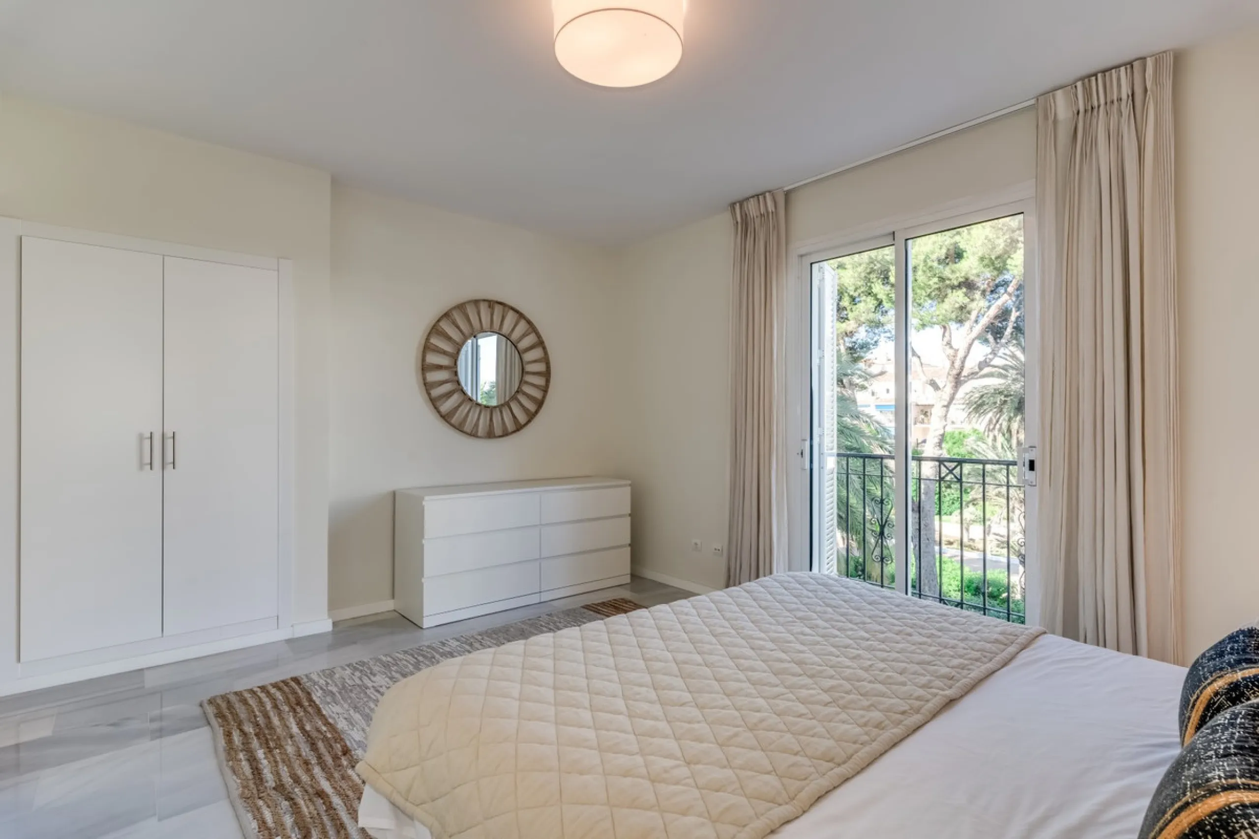 Price drop! Luxurious apartment located in the sought-after and exclusive "Playas del Duque" Residential Complex, located in the Puerto Banús area, synonymous with luxury and quality of life, on the beachfront.