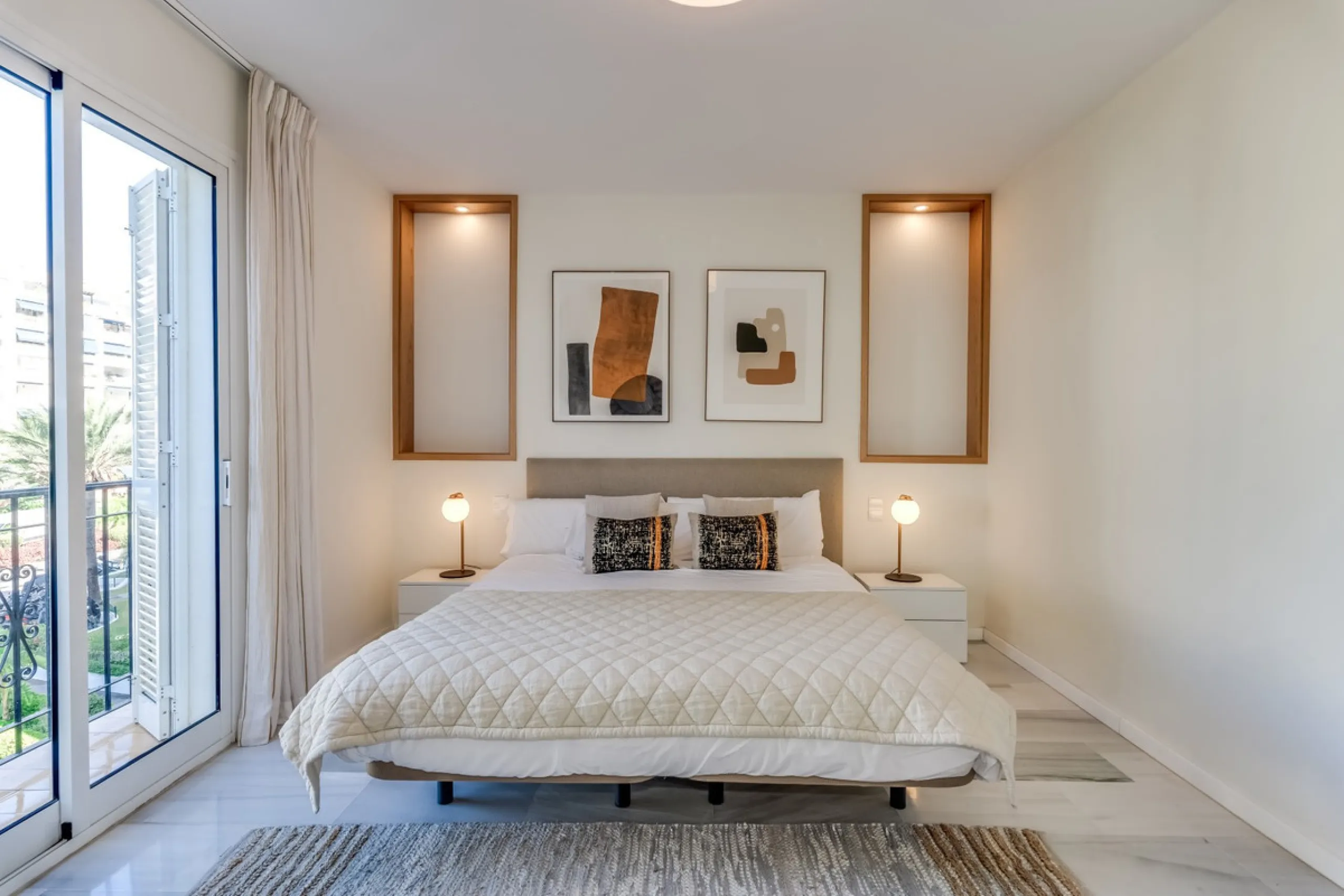 Price drop! Luxurious apartment located in the sought-after and exclusive "Playas del Duque" Residential Complex, located in the Puerto Banús area, synonymous with luxury and quality of life, on the beachfront.