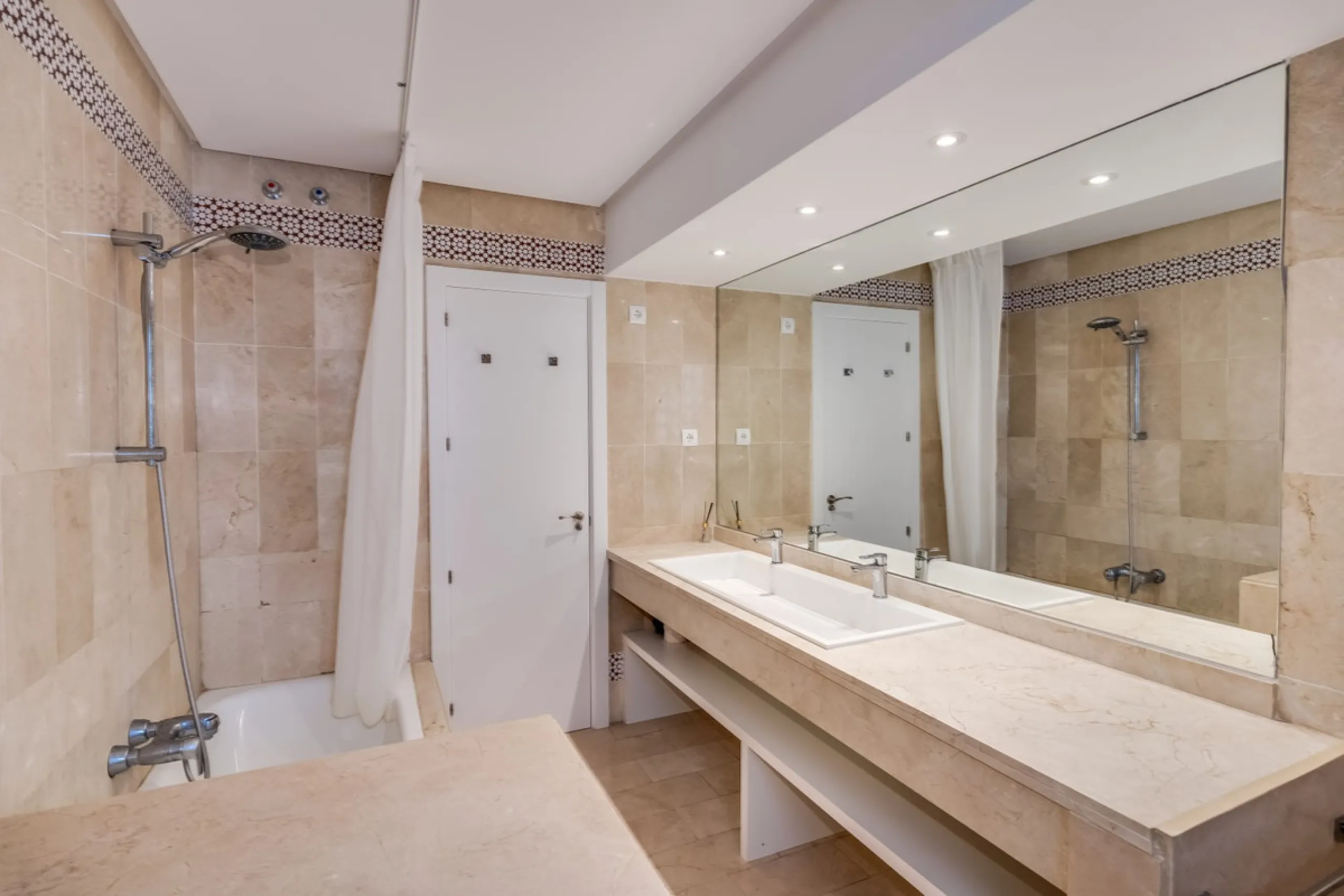 Price drop! Luxurious apartment located in the sought-after and exclusive "Playas del Duque" Residential Complex, located in the Puerto Banús area, synonymous with luxury and quality of life, on the beachfront.