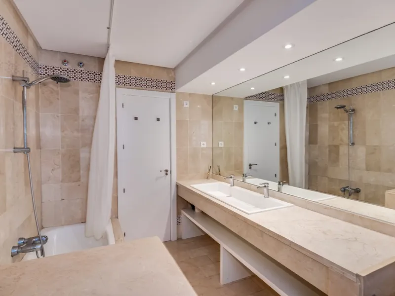 Price drop! Luxurious apartment located in the sought-after and exclusive "Playas del Duque" Residential Complex, located in the Puerto Banús area, synonymous with luxury and quality of life, on the beachfront.