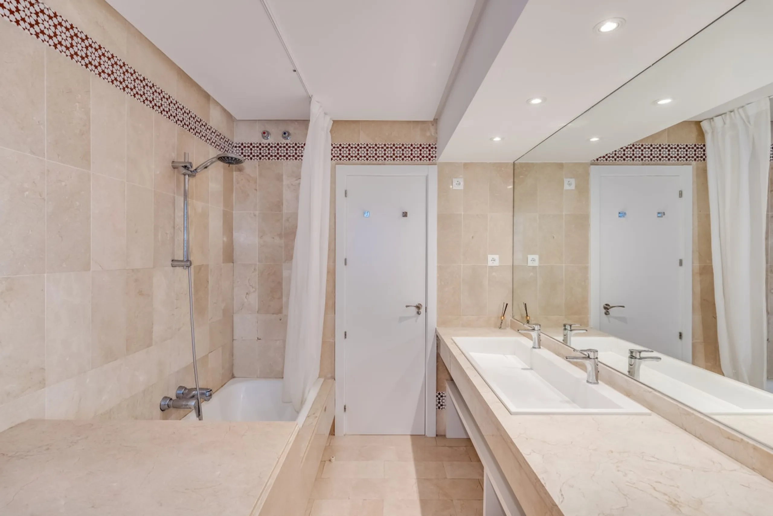 Price drop! Luxurious apartment located in the sought-after and exclusive "Playas del Duque" Residential Complex, located in the Puerto Banús area, synonymous with luxury and quality of life, on the beachfront.