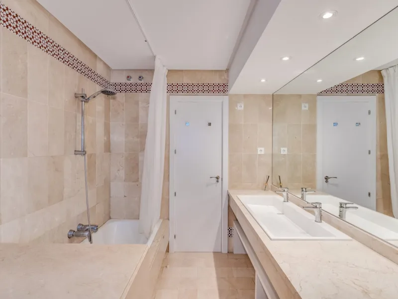 Price drop! Luxurious apartment located in the sought-after and exclusive "Playas del Duque" Residential Complex, located in the Puerto Banús area, synonymous with luxury and quality of life, on the beachfront.