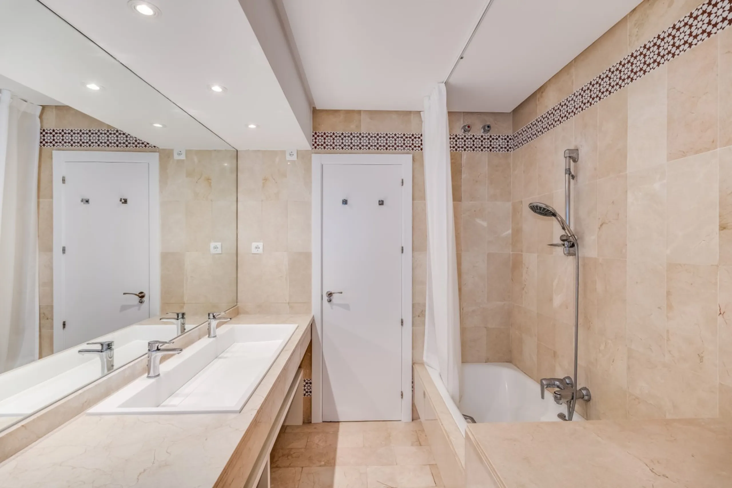Price drop! Luxurious apartment located in the sought-after and exclusive "Playas del Duque" Residential Complex, located in the Puerto Banús area, synonymous with luxury and quality of life, on the beachfront.