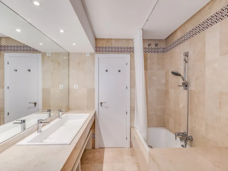Price drop! Luxurious apartment located in the sought-after and exclusive "Playas del Duque" Residential Complex, located in the Puerto Banús area, synonymous with luxury and quality of life, on the beachfront.