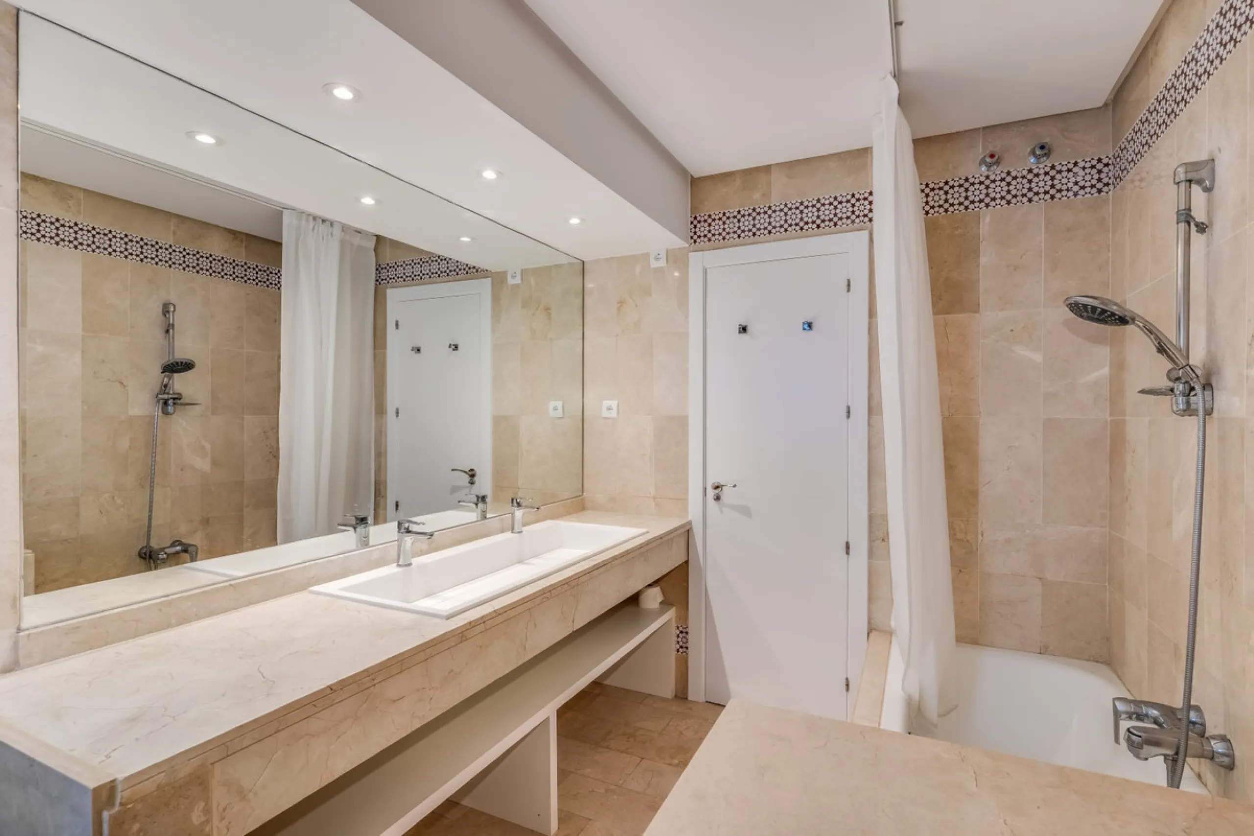 Price drop! Luxurious apartment located in the sought-after and exclusive "Playas del Duque" Residential Complex, located in the Puerto Banús area, synonymous with luxury and quality of life, on the beachfront.