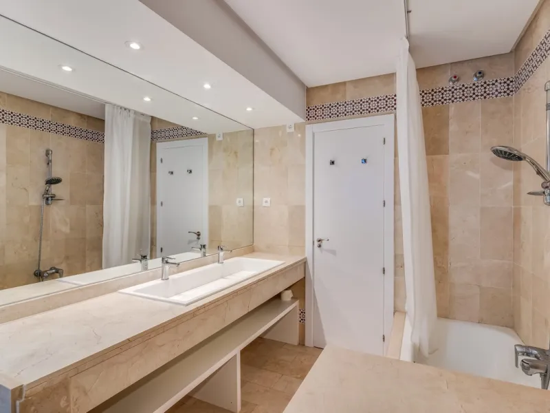 Price drop! Luxurious apartment located in the sought-after and exclusive "Playas del Duque" Residential Complex, located in the Puerto Banús area, synonymous with luxury and quality of life, on the beachfront.