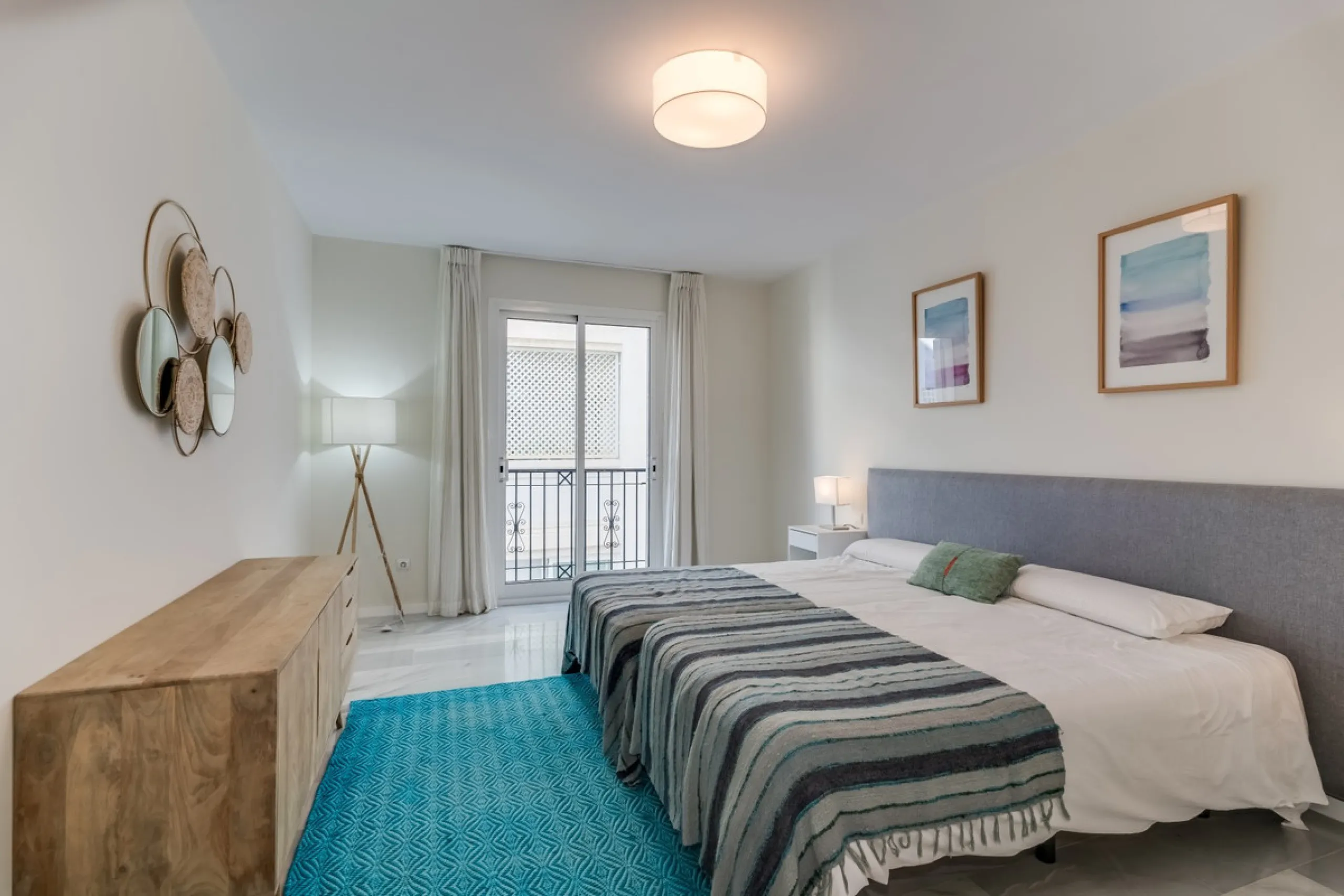 Price drop! Luxurious apartment located in the sought-after and exclusive "Playas del Duque" Residential Complex, located in the Puerto Banús area, synonymous with luxury and quality of life, on the beachfront.