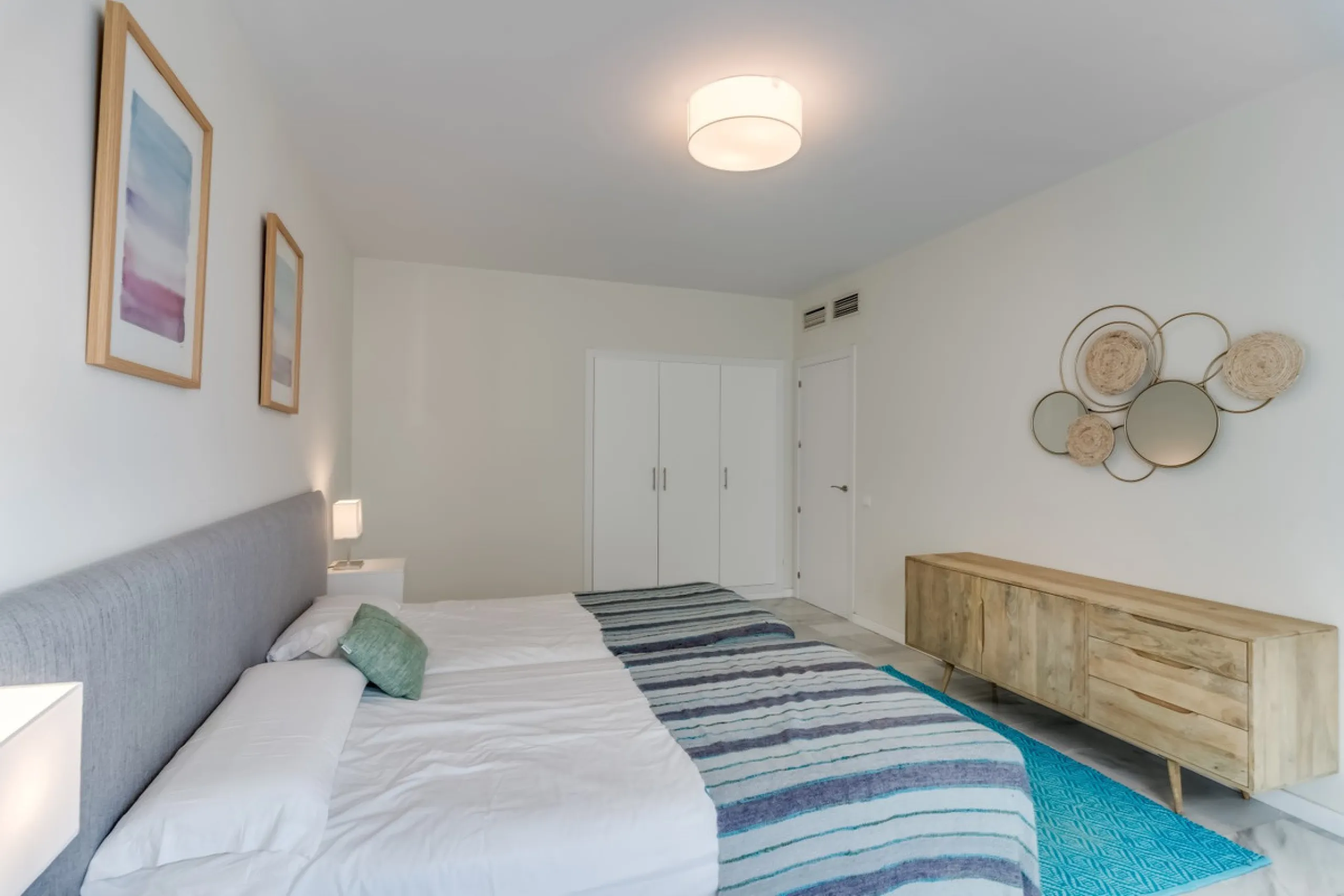 Price drop! Luxurious apartment located in the sought-after and exclusive "Playas del Duque" Residential Complex, located in the Puerto Banús area, synonymous with luxury and quality of life, on the beachfront.