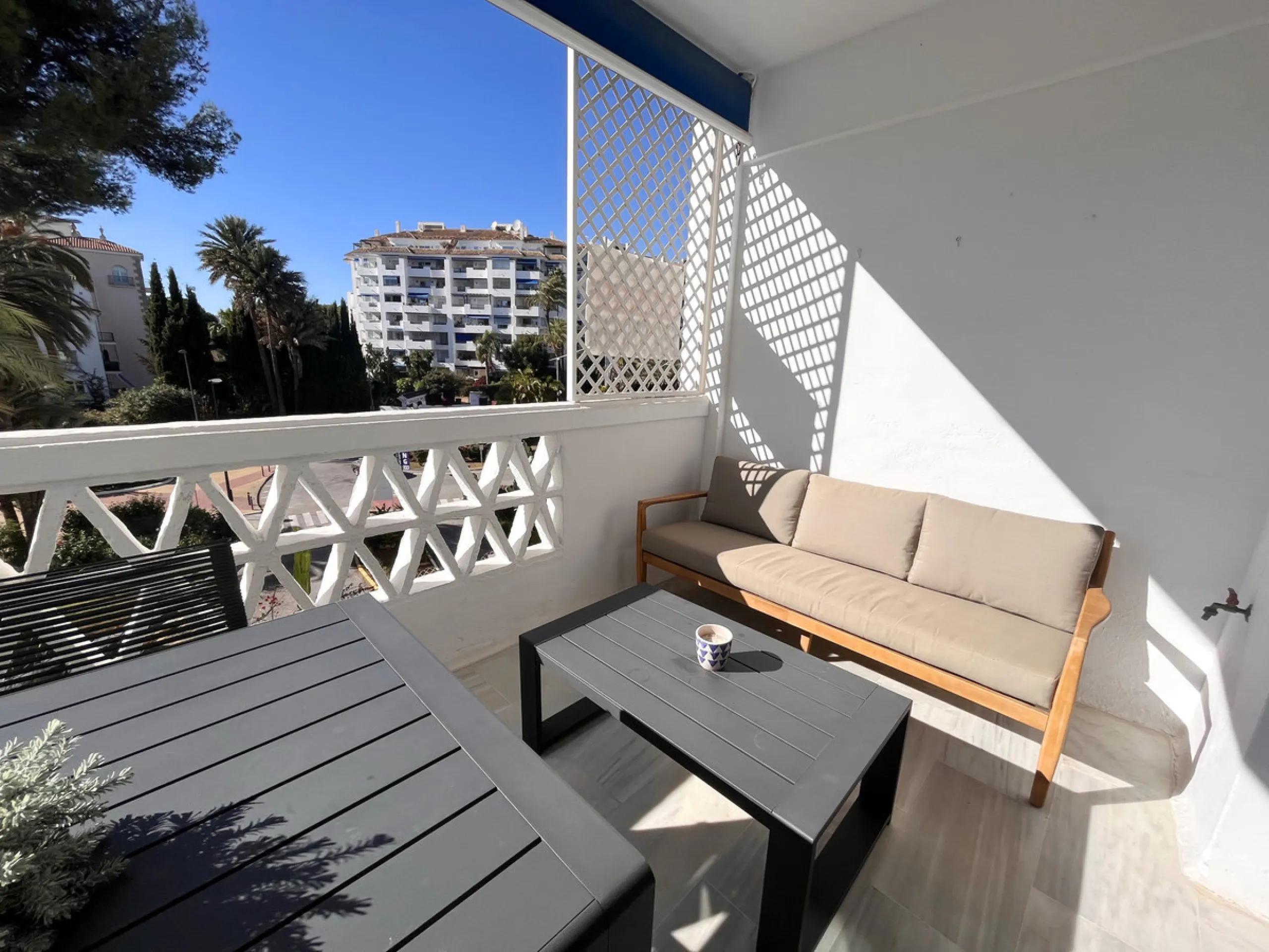 Price drop! Luxurious apartment located in the sought-after and exclusive "Playas del Duque" Residential Complex, located in the Puerto Banús area, synonymous with luxury and quality of life, on the beachfront.