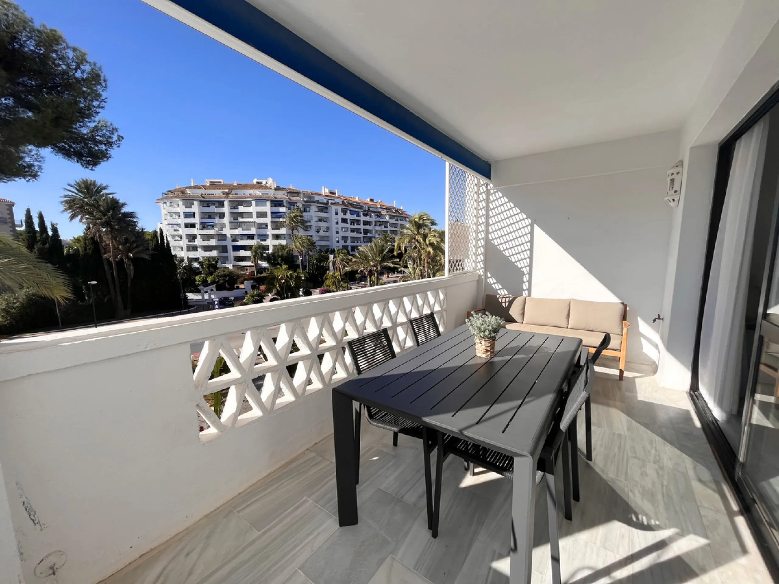 Price drop! Luxurious apartment located in the sought-after and exclusive "Playas del Duque" Residential Complex, located in the Puerto Banús area, synonymous with luxury and quality of life, on the beachfront.