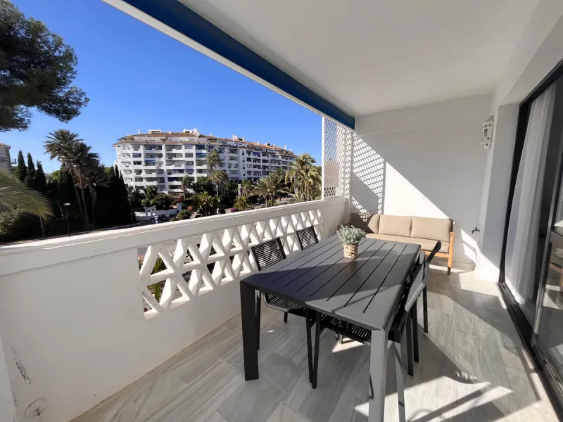 Price drop! Luxurious apartment located in the sought-after and exclusive "Playas del Duque" Residential Complex, located in the Puerto Banús area, synonymous with luxury and quality of life, on the beachfront.