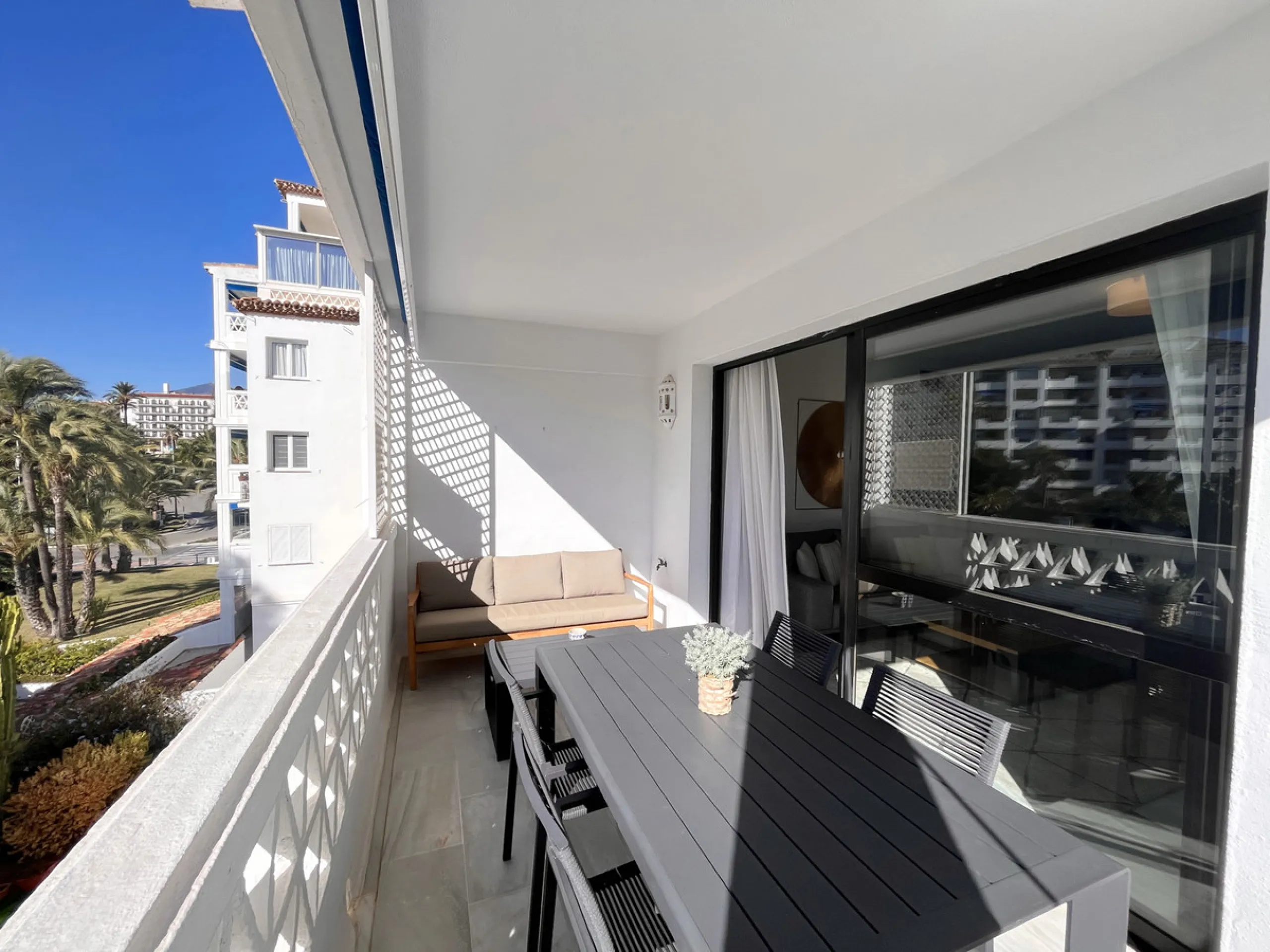Price drop! Luxurious apartment located in the sought-after and exclusive "Playas del Duque" Residential Complex, located in the Puerto Banús area, synonymous with luxury and quality of life, on the beachfront.
