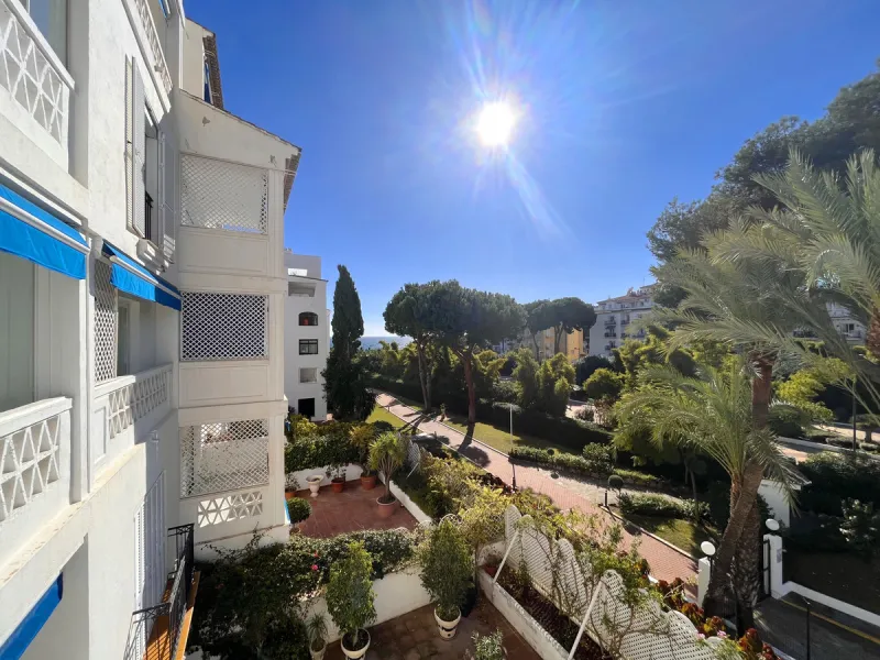 Price drop! Luxurious apartment located in the sought-after and exclusive "Playas del Duque" Residential Complex, located in the Puerto Banús area, synonymous with luxury and quality of life, on the beachfront.