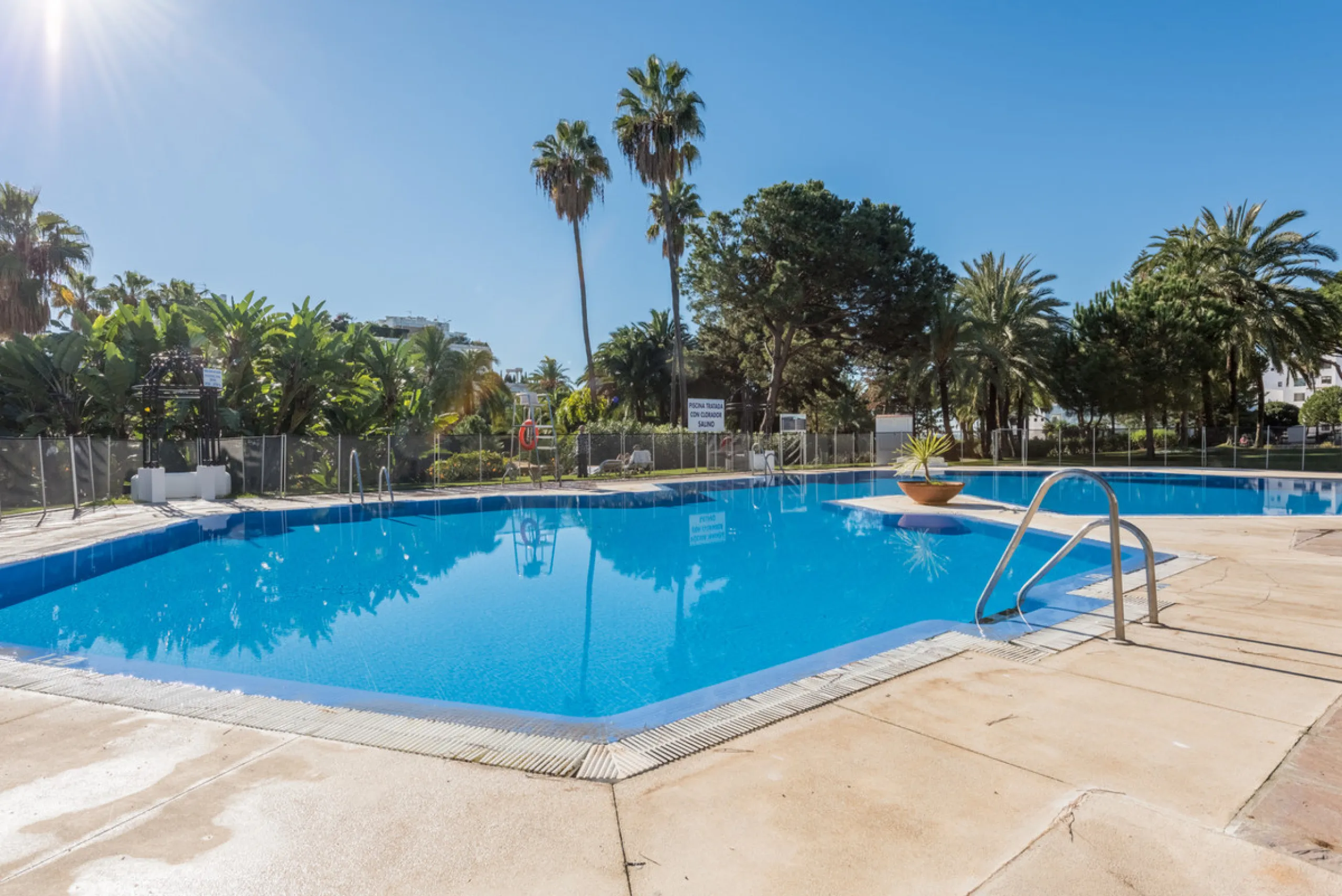 Price drop! Luxurious apartment located in the sought-after and exclusive "Playas del Duque" Residential Complex, located in the Puerto Banús area, synonymous with luxury and quality of life, on the beachfront.