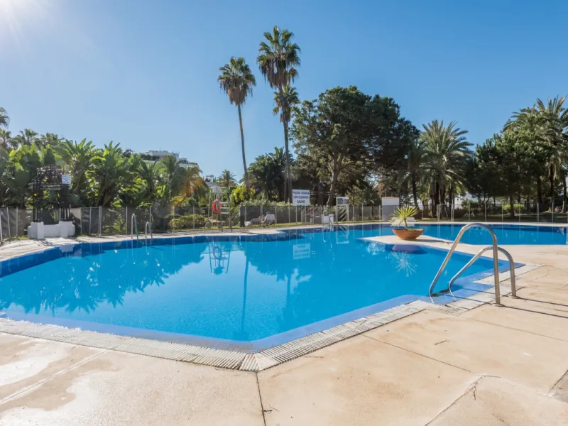 Price drop! Luxurious apartment located in the sought-after and exclusive "Playas del Duque" Residential Complex, located in the Puerto Banús area, synonymous with luxury and quality of life, on the beachfront.