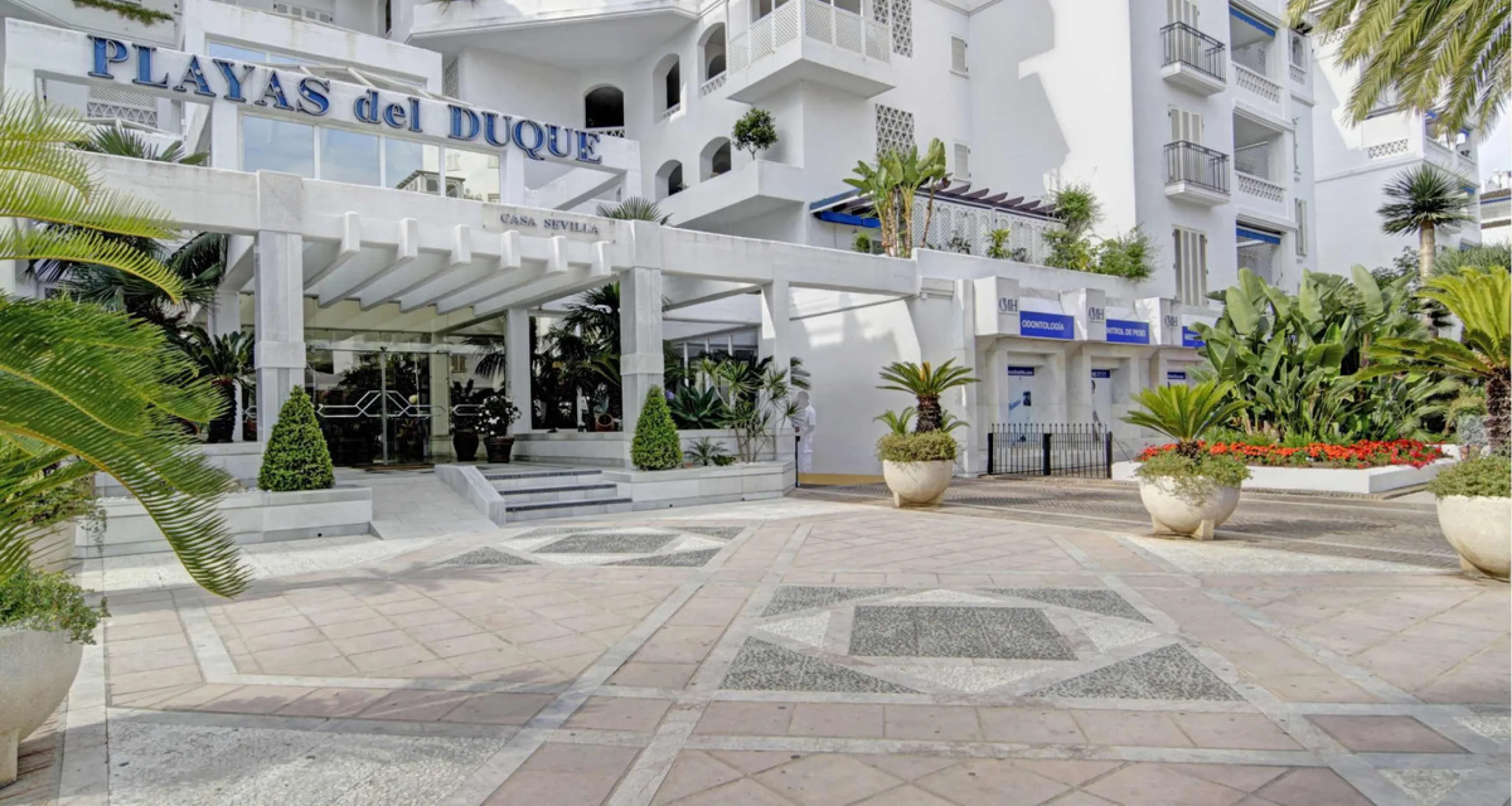 Price drop! Luxurious apartment located in the sought-after and exclusive "Playas del Duque" Residential Complex, located in the Puerto Banús area, synonymous with luxury and quality of life, on the beachfront.