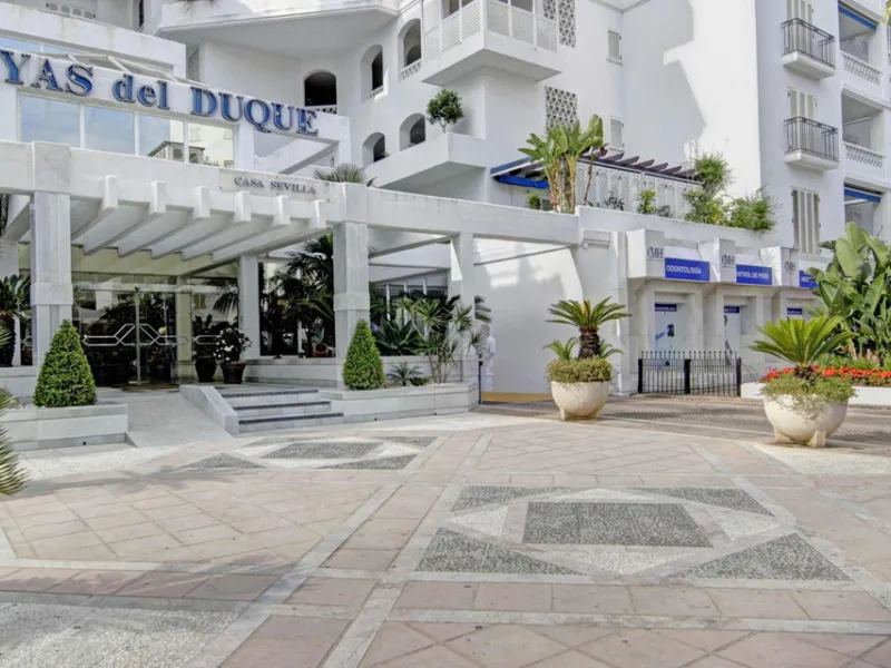 Price drop! Luxurious apartment located in the sought-after and exclusive "Playas del Duque" Residential Complex, located in the Puerto Banús area, synonymous with luxury and quality of life, on the beachfront.